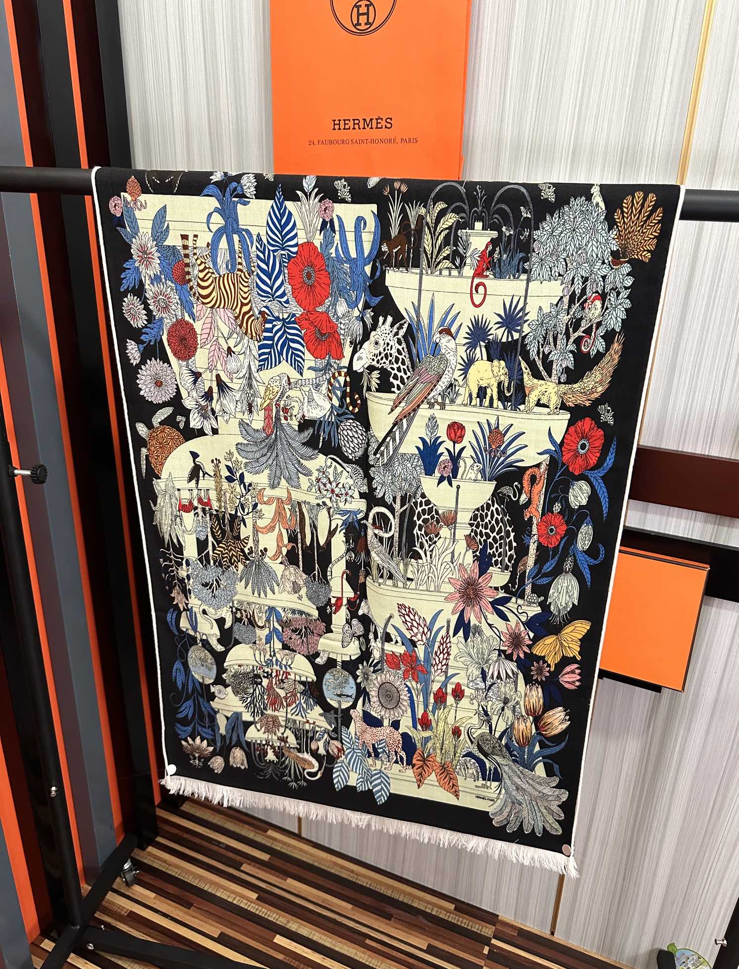 Hermès 新款 2025爱马士【双面同色印花】 下手一定要快 四季都可以用 真心美的让人非常非上身效果简直美翻了 品质非常完美 整个围巾给人气场的同时又非常 秀丽 绝对值得入手的新款 实物一拿到就会庆幸自己是女人的绝美好货 尺寸：65x185