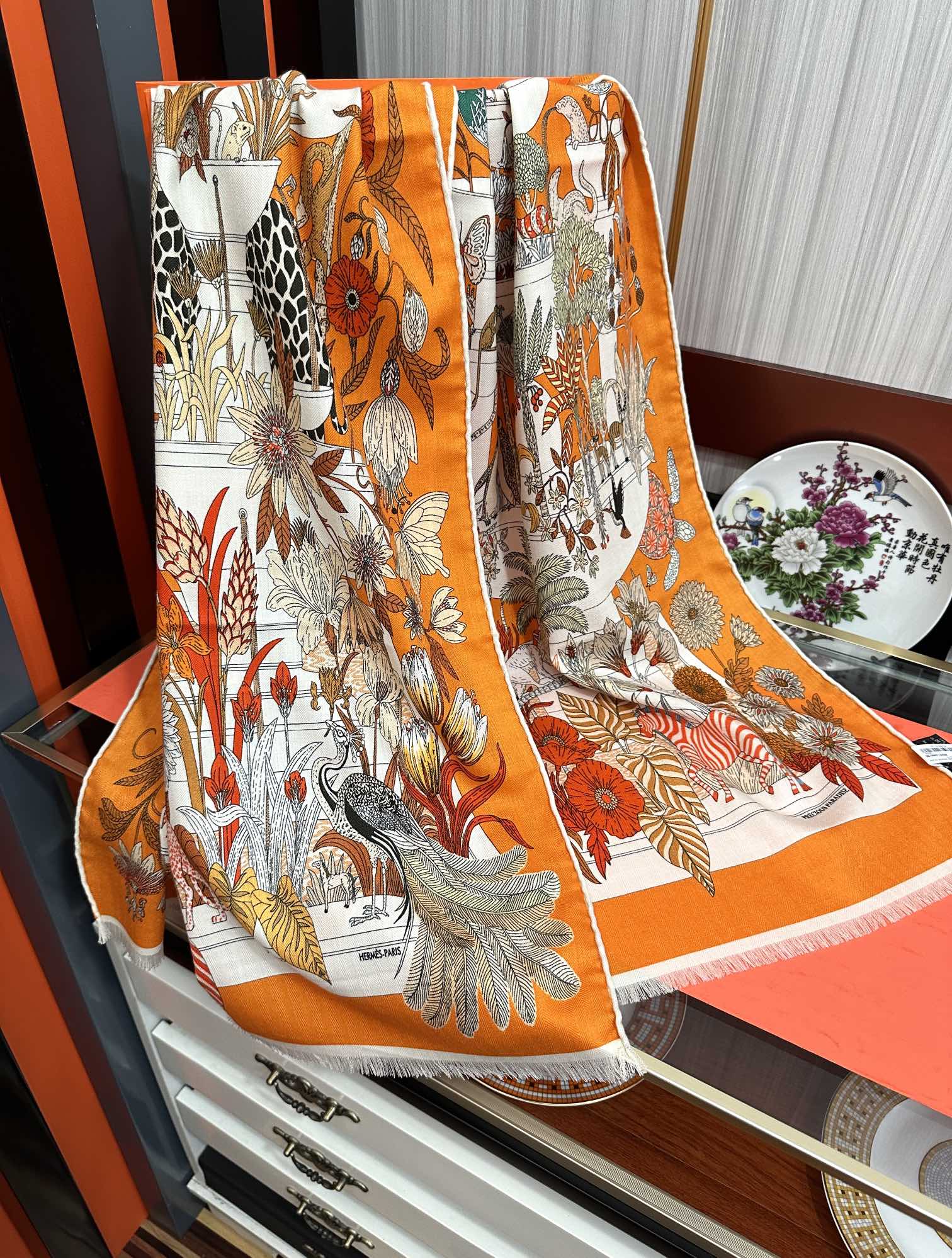 Hermès 新款 2025爱马士【双面同色印花】 下手一定要快 四季都可以用 真心美的让人非常非上身效果简直美翻了 品质非常完美 整个围巾给人气场的同时又非常 秀丽 绝对值得入手的新款 实物一拿到就会庆幸自己是女人的绝美好货 尺寸：65x185