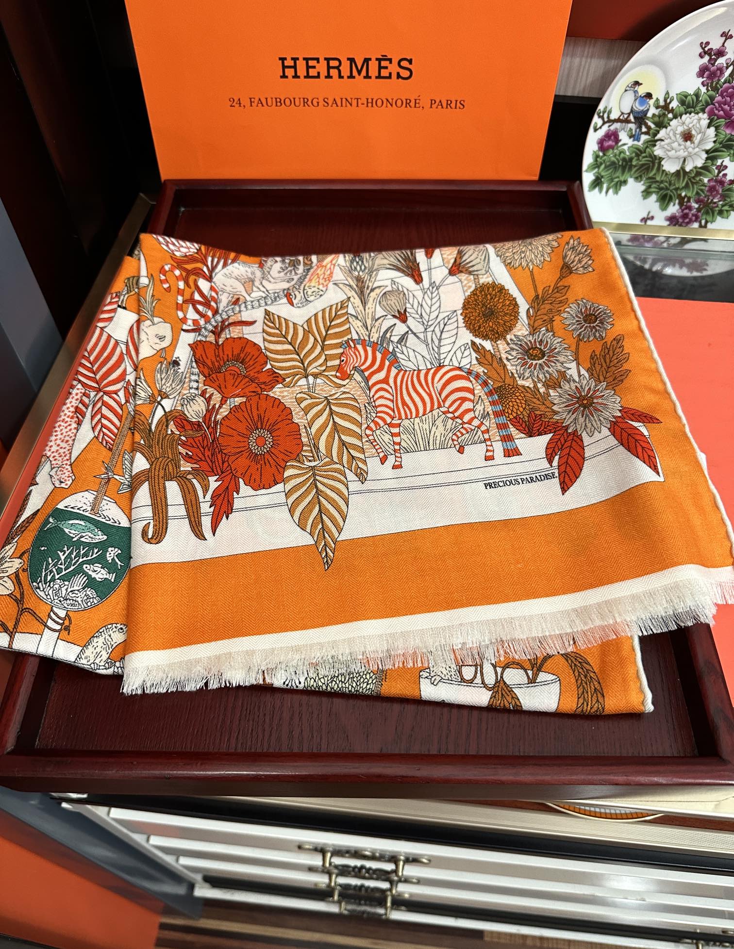 Hermès 新款 2025爱马士【双面同色印花】 下手一定要快 四季都可以用 真心美的让人非常非上身效果简直美翻了 品质非常完美 整个围巾给人气场的同时又非常 秀丽 绝对值得入手的新款 实物一拿到就会庆幸自己是女人的绝美好货 尺寸：65x185