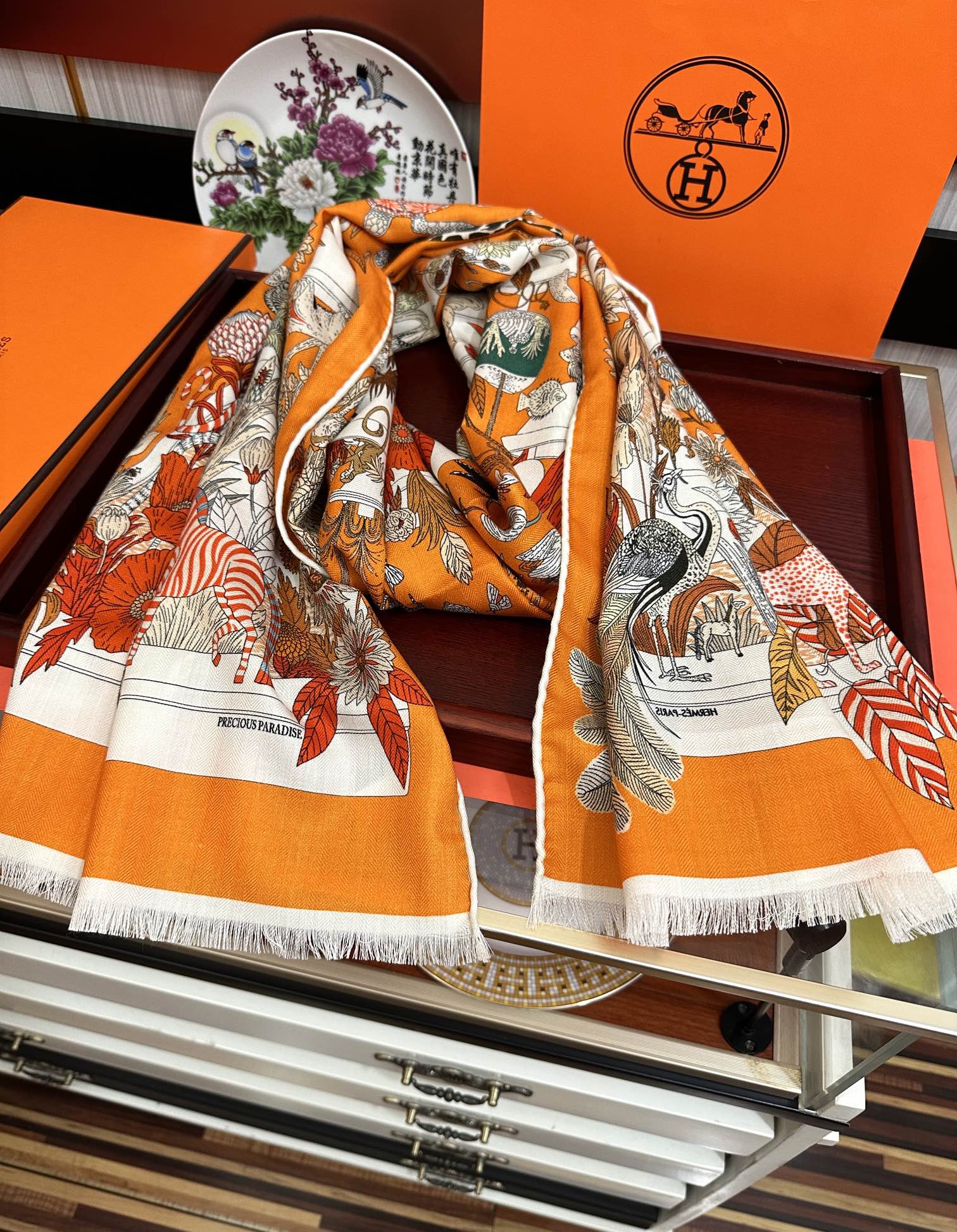 Hermès 新款 2025爱马士【双面同色印花】 下手一定要快 四季都可以用 真心美的让人非常非上身效果简直美翻了 品质非常完美 整个围巾给人气场的同时又非常 秀丽 绝对值得入手的新款 实物一拿到就会庆幸自己是女人的绝美好货 尺寸：65x185