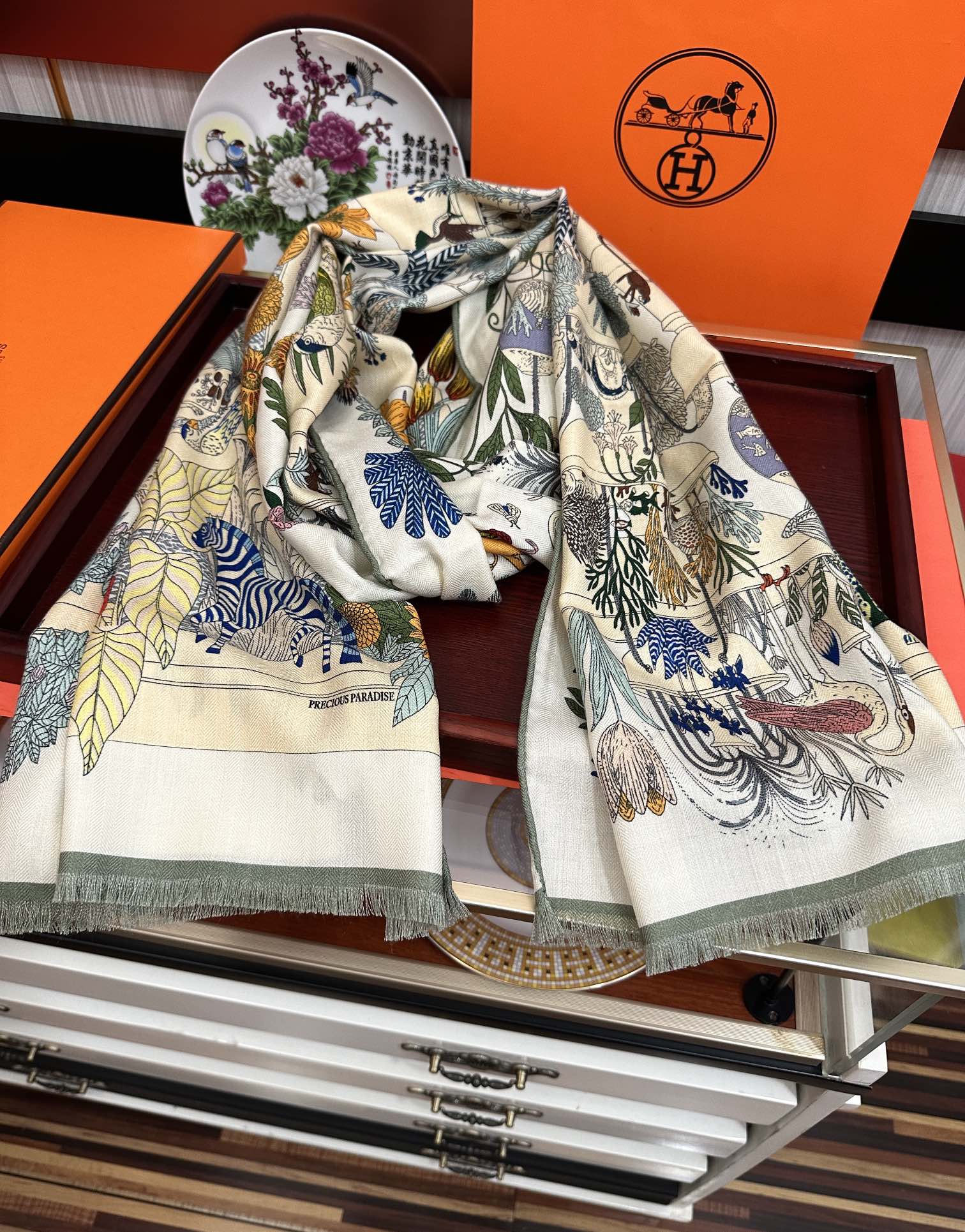 Hermès 新款 2025爱马士【双面同色印花】 下手一定要快 四季都可以用 真心美的让人非常非上身效果简直美翻了 品质非常完美 整个围巾给人气场的同时又非常 秀丽 绝对值得入手的新款 实物一拿到就会庆幸自己是女人的绝美好货 尺寸：65x185