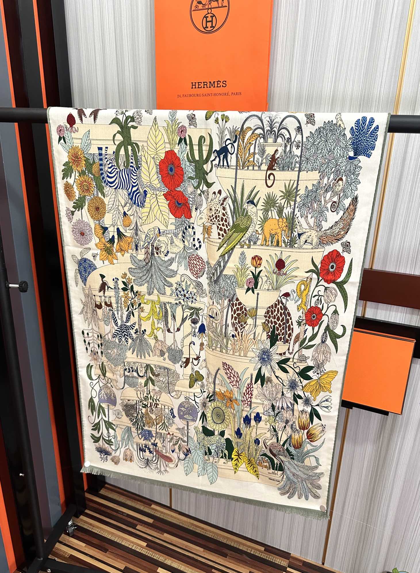 Hermès 新款 2025爱马士【双面同色印花】 下手一定要快 四季都可以用 真心美的让人非常非上身效果简直美翻了 品质非常完美 整个围巾给人气场的同时又非常 秀丽 绝对值得入手的新款 实物一拿到就会庆幸自己是女人的绝美好货 尺寸：65x185