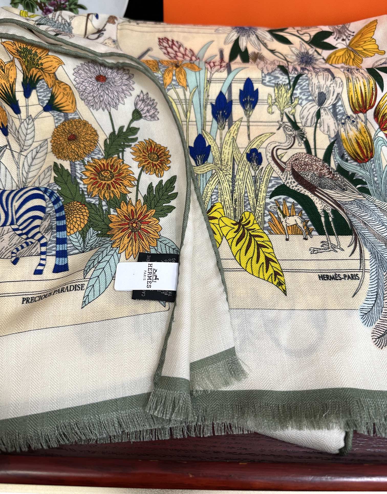 Hermès 新款 2025爱马士【双面同色印花】 下手一定要快 四季都可以用 真心美的让人非常非上身效果简直美翻了 品质非常完美 整个围巾给人气场的同时又非常 秀丽 绝对值得入手的新款 实物一拿到就会庆幸自己是女人的绝美好货 尺寸：65x185