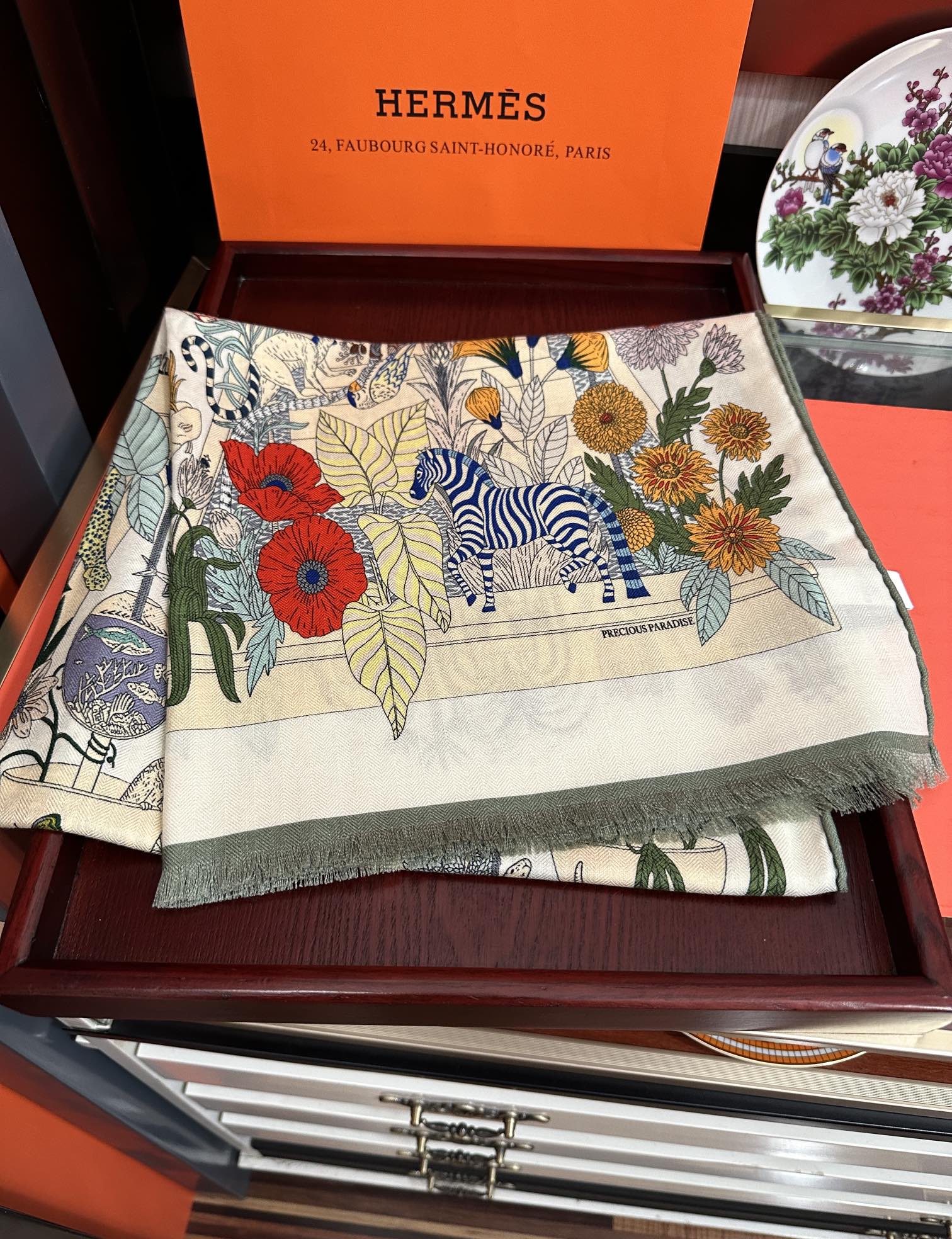 Hermès 新款 2025爱马士【双面同色印花】 下手一定要快 四季都可以用 真心美的让人非常非上身效果简直美翻了 品质非常完美 整个围巾给人气场的同时又非常 秀丽 绝对值得入手的新款 实物一拿到就会庆幸自己是女人的绝美好货 尺寸：65x185
