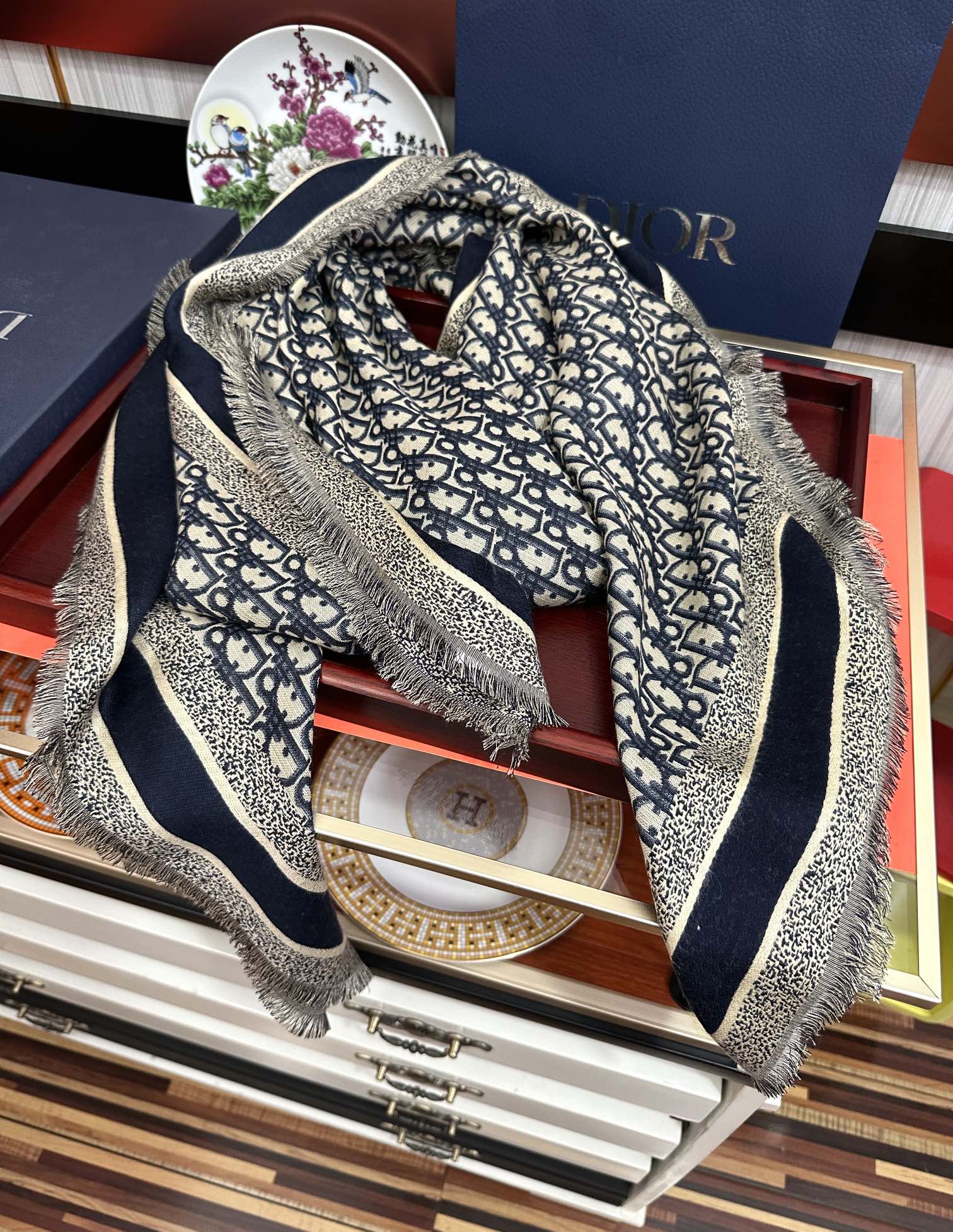 Dior 迪奥 2025最新的 款【D字母印花】羊绒方巾 日常都非常好搭配的款 一看到就想去买 平时穿搭也非常好搭配