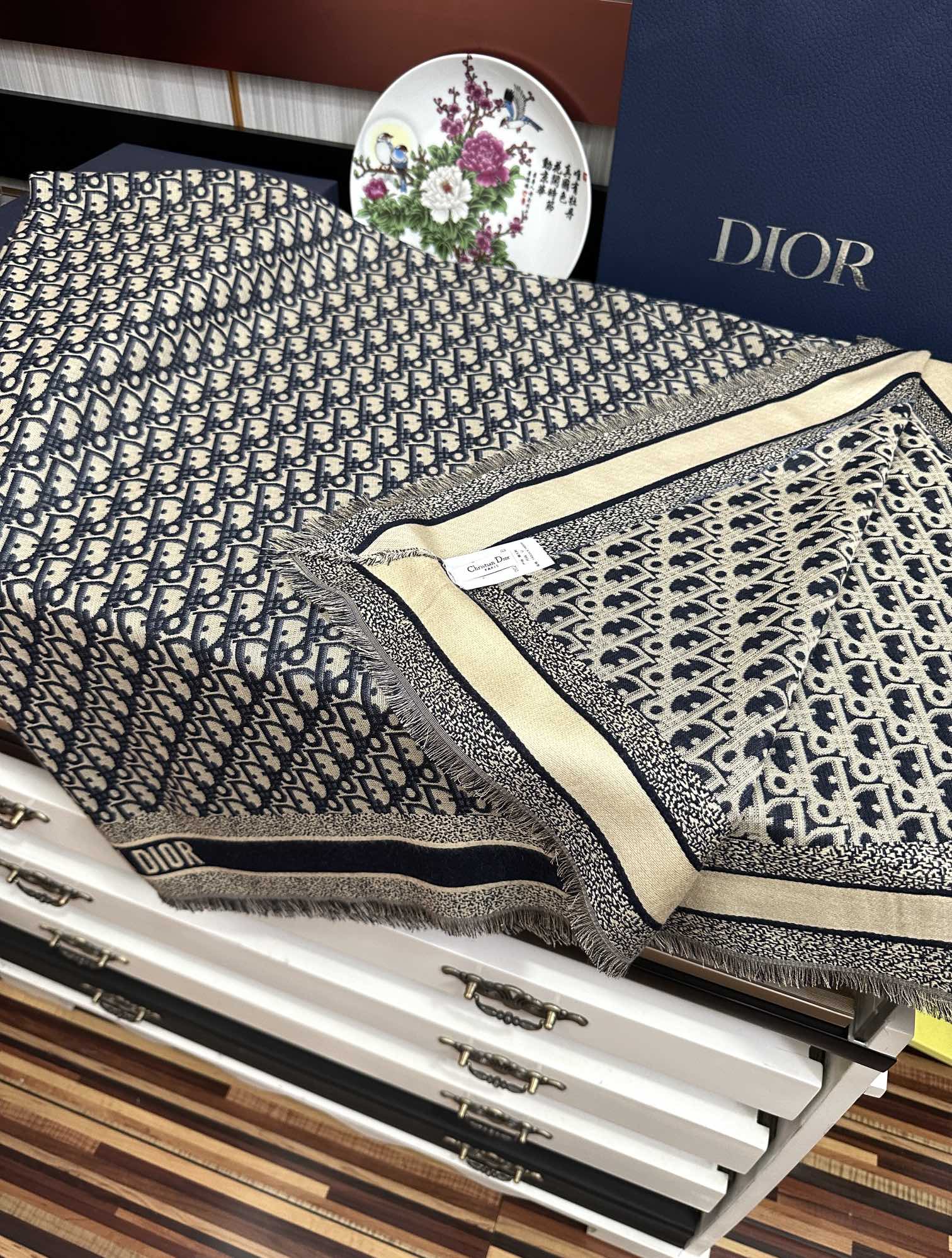 Dior 迪奥 2025最新的 款【D字母印花】羊绒方巾 日常都非常好搭配的款 一看到就想去买 平时穿搭也非常好搭配