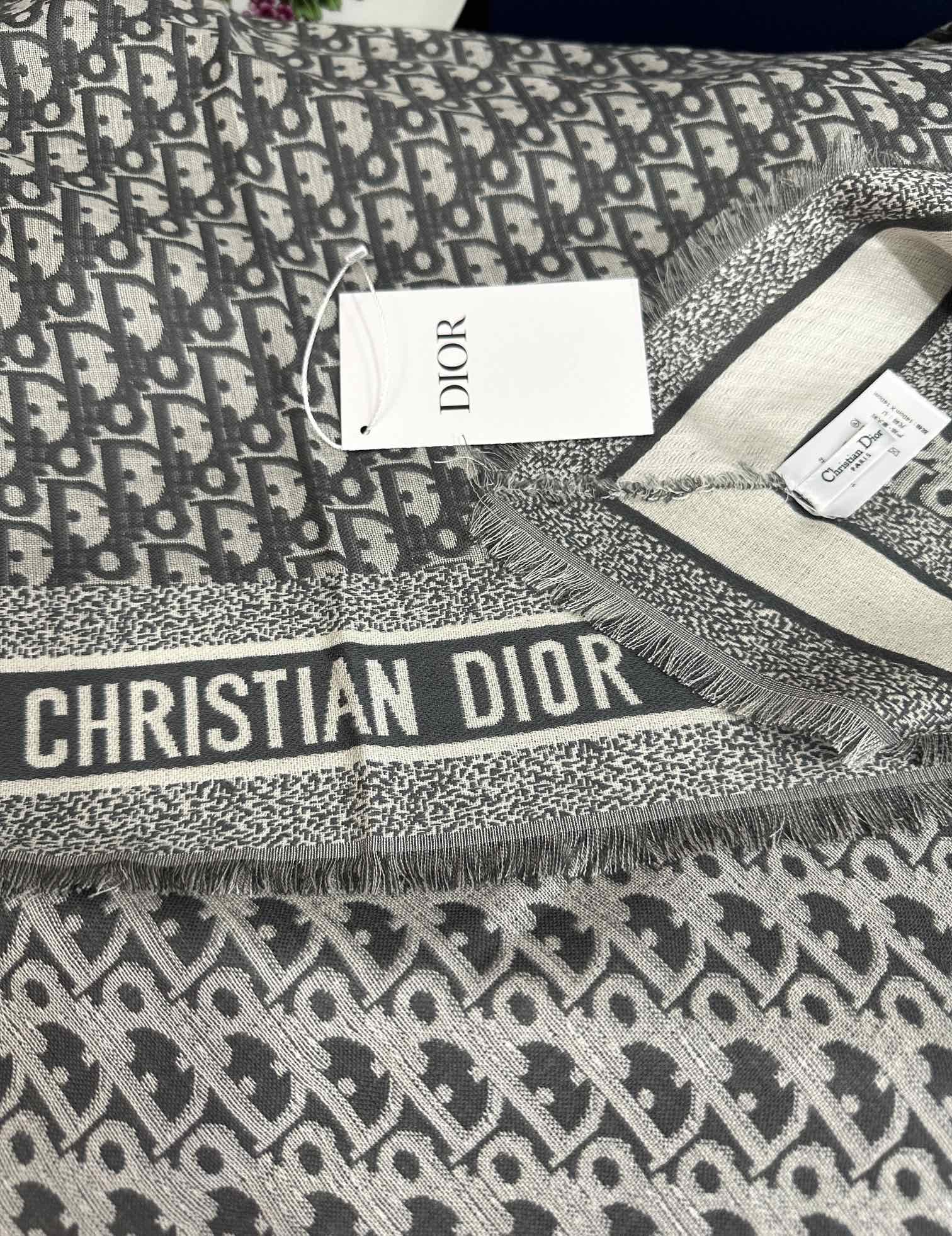 Dior 迪奥 2025最新的 款【D字母印花】羊绒方巾 日常都非常好搭配的款 一看到就想去买 平时穿搭也非常好搭配