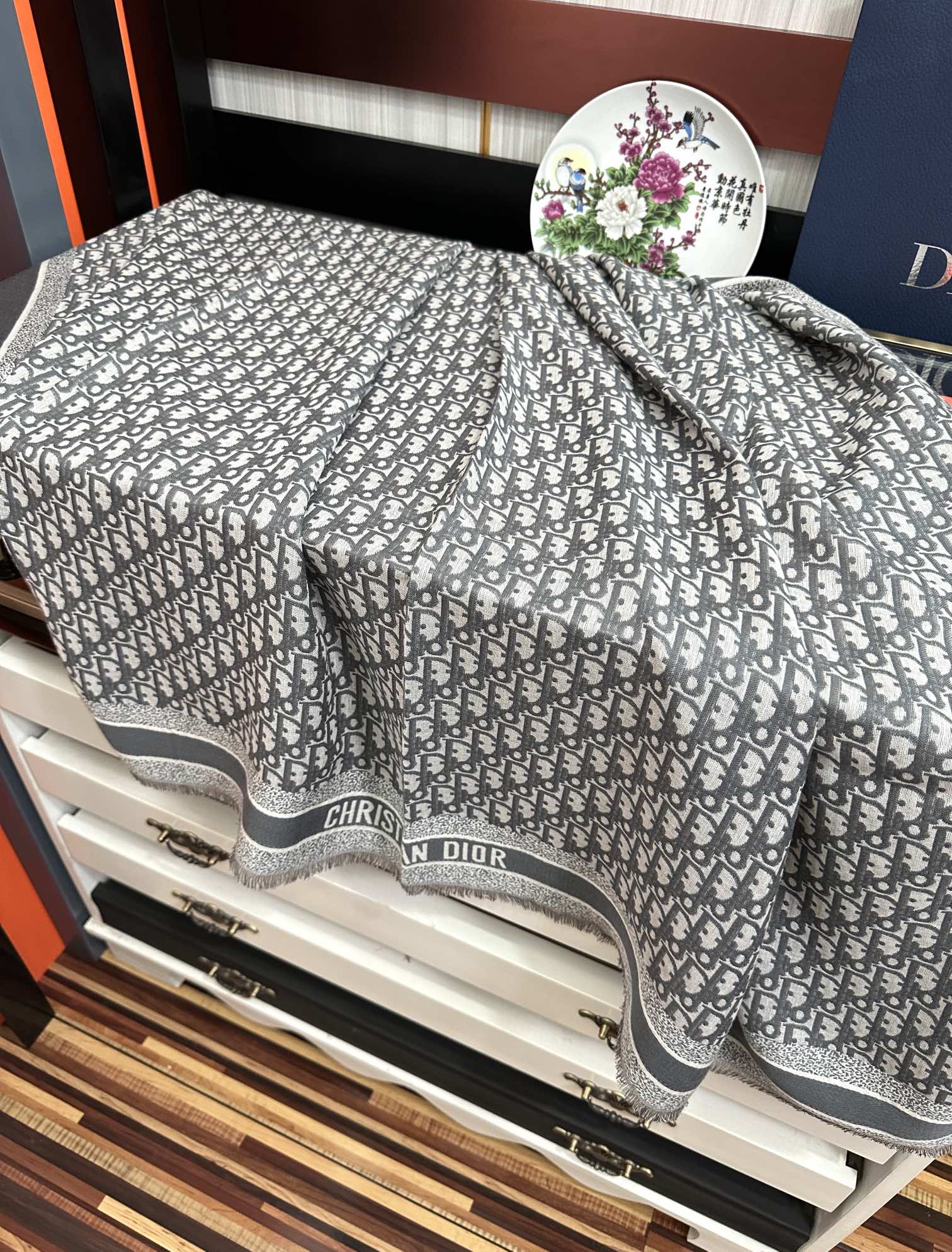 Dior 迪奥 2025最新的 款【D字母印花】羊绒方巾 日常都非常好搭配的款 一看到就想去买 平时穿搭也非常好搭配