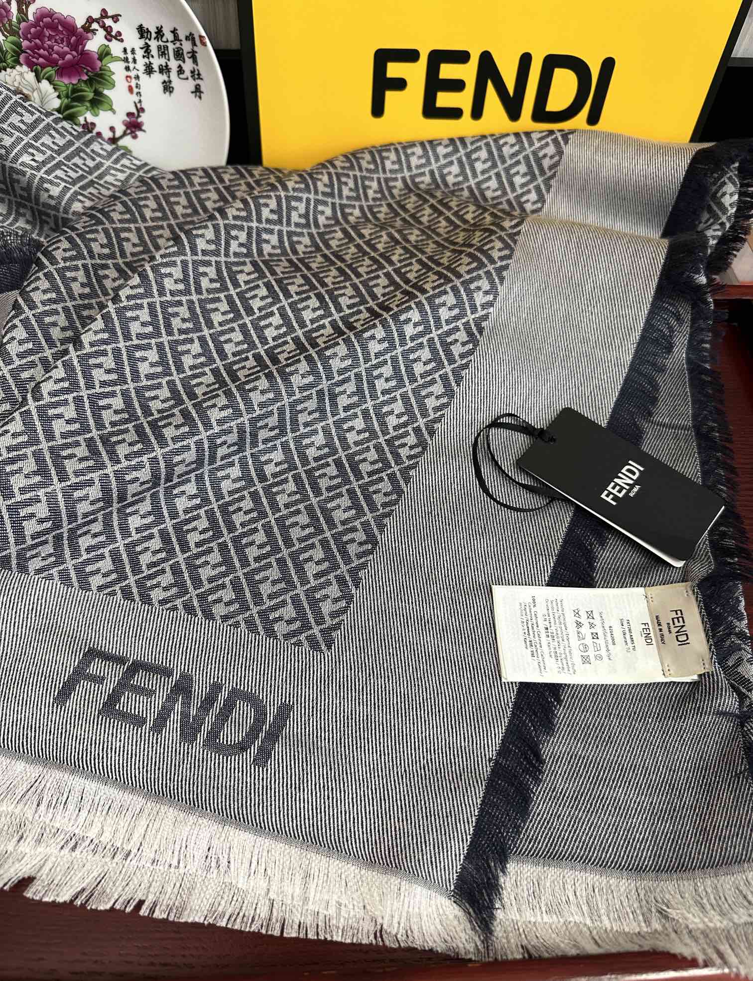 Fendi 上新 芬迪 重磅推荐F字母标志 太美了 永不过时 好货不怕晚 款F家人手 一条最最 款