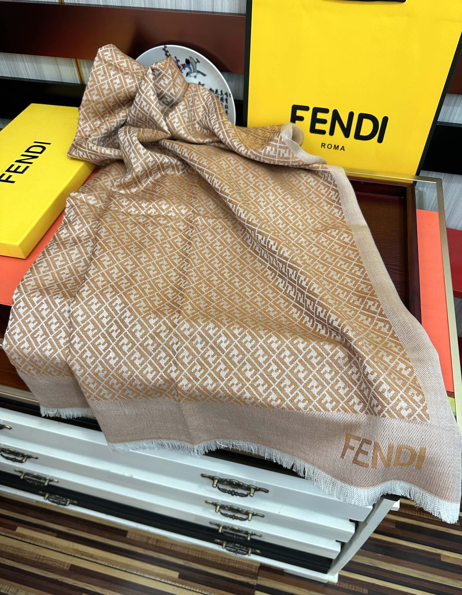 Fendi 上新 芬迪 重磅推荐F字母标志 太美了 永不过时 好货不怕晚 款F家人手 一条最最 款