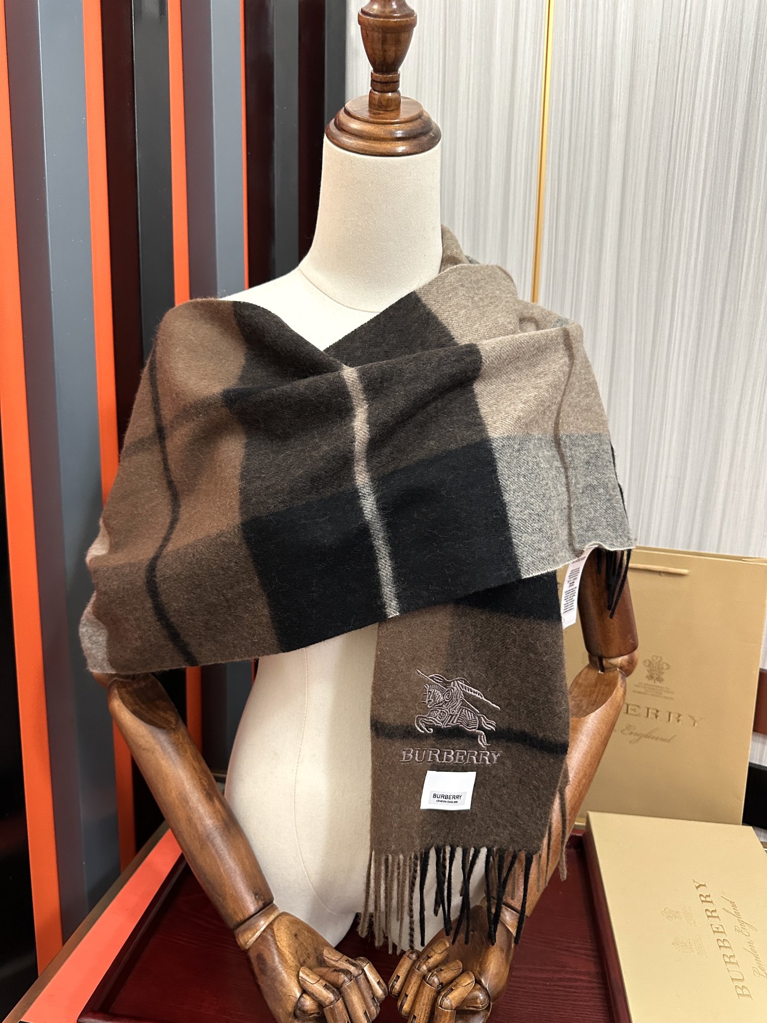 Burberry 巴宝莉100%羊绒 25最 【采用内蒙古山羊绒】 围巾‼ 太美了 让人耳目一新的感觉 手感柔软舒适