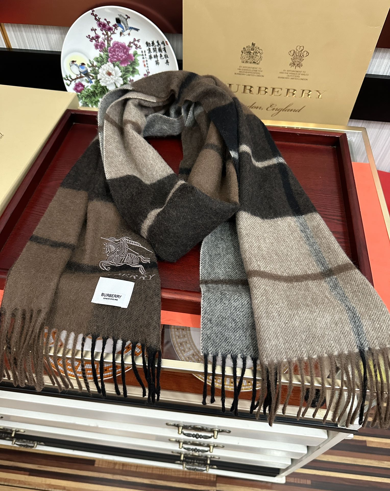 Burberry 巴宝莉100%羊绒 25最 【采用内蒙古山羊绒】 围巾‼ 太美了 让人耳目一新的感觉 手感柔软舒适