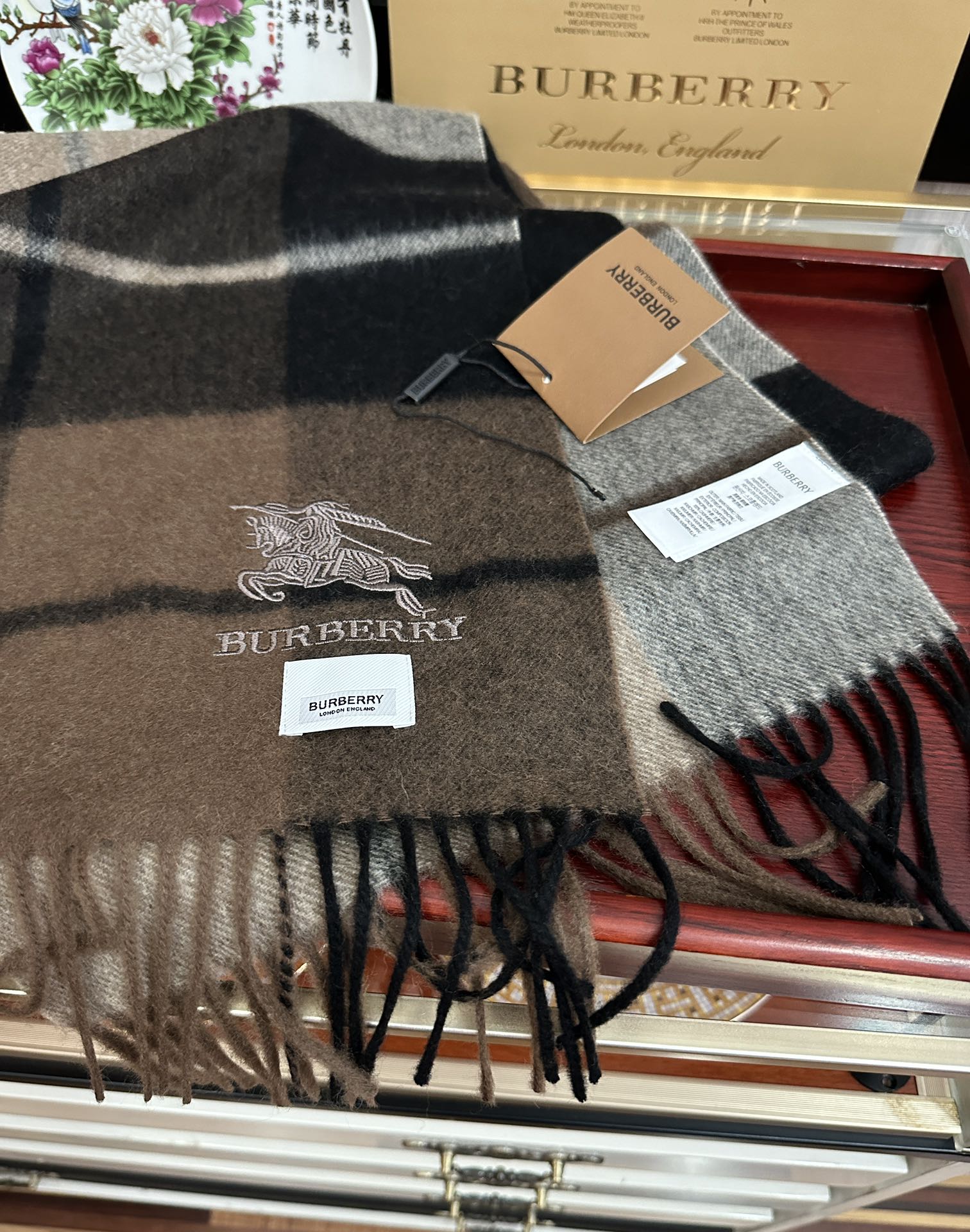 Burberry 巴宝莉100%羊绒 25最 【采用内蒙古山羊绒】 围巾‼ 太美了 让人耳目一新的感觉 手感柔软舒适