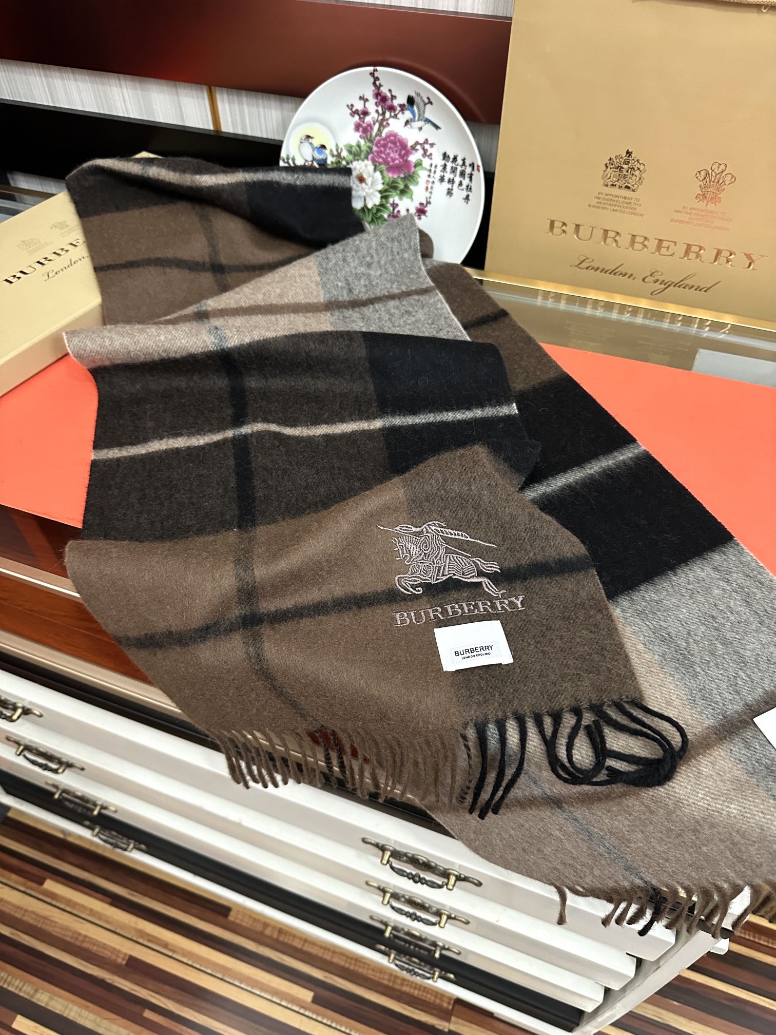 Burberry 巴宝莉100%羊绒 25最 【采用内蒙古山羊绒】 围巾‼ 太美了 让人耳目一新的感觉 手感柔软舒适