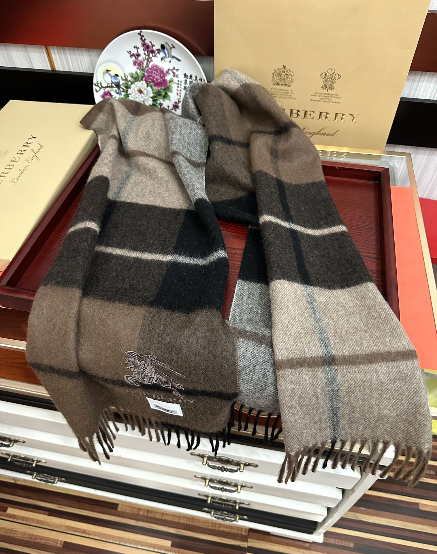 Burberry 巴宝莉100%羊绒 25最 【采用内蒙古山羊绒】 围巾‼ 太美了 让人耳目一新的感觉 手感柔软舒适