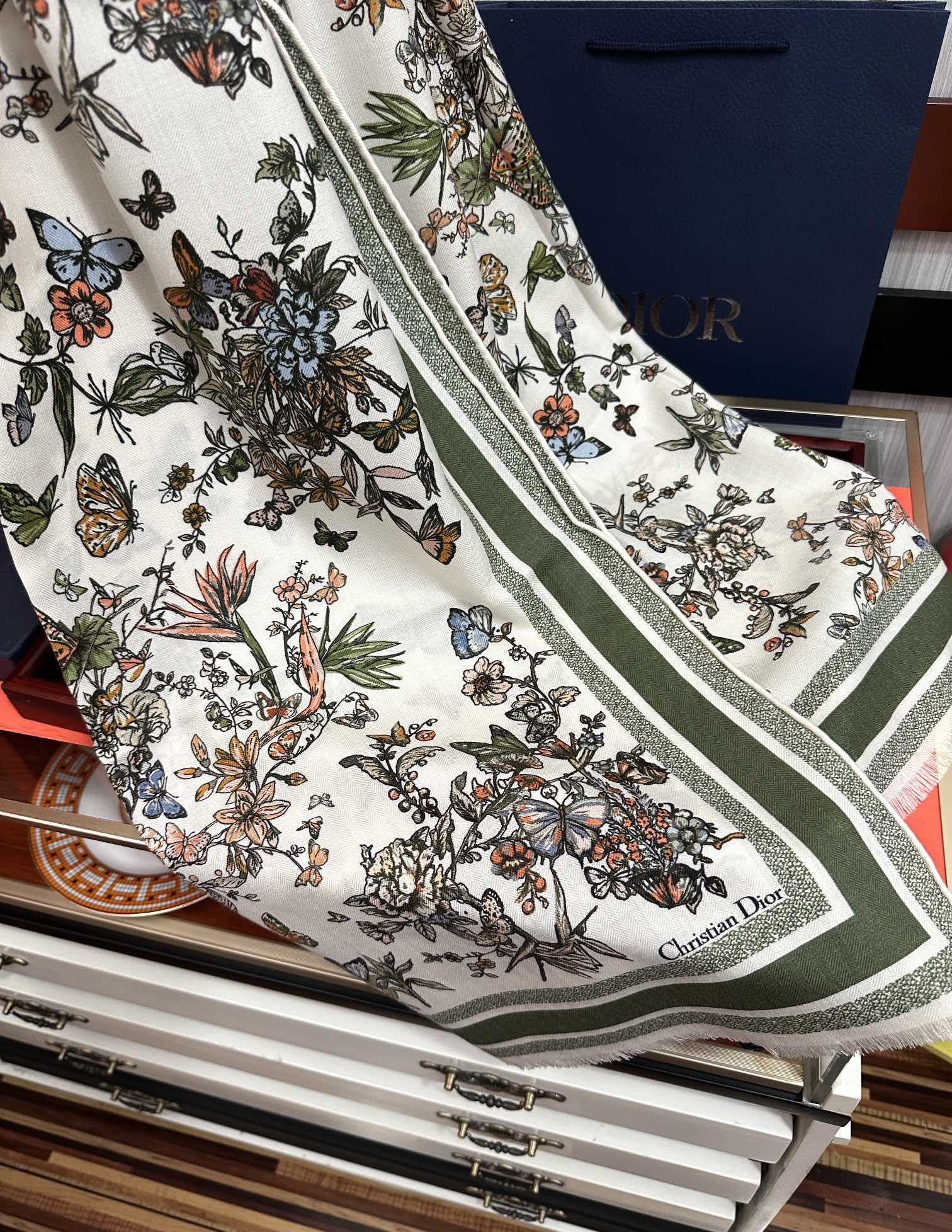 Dior 迪奥 2050双面同色【花卉系列】太美了 下手一定要快 四季都可以用 真心美的让人非常非上身效果简直美翻了 品质非常完美 整个围巾给人气场的同时又非常 秀丽 绝对值得入手的新款 实物一拿到就会庆幸自己是女人的绝美好货 尺寸：65x185