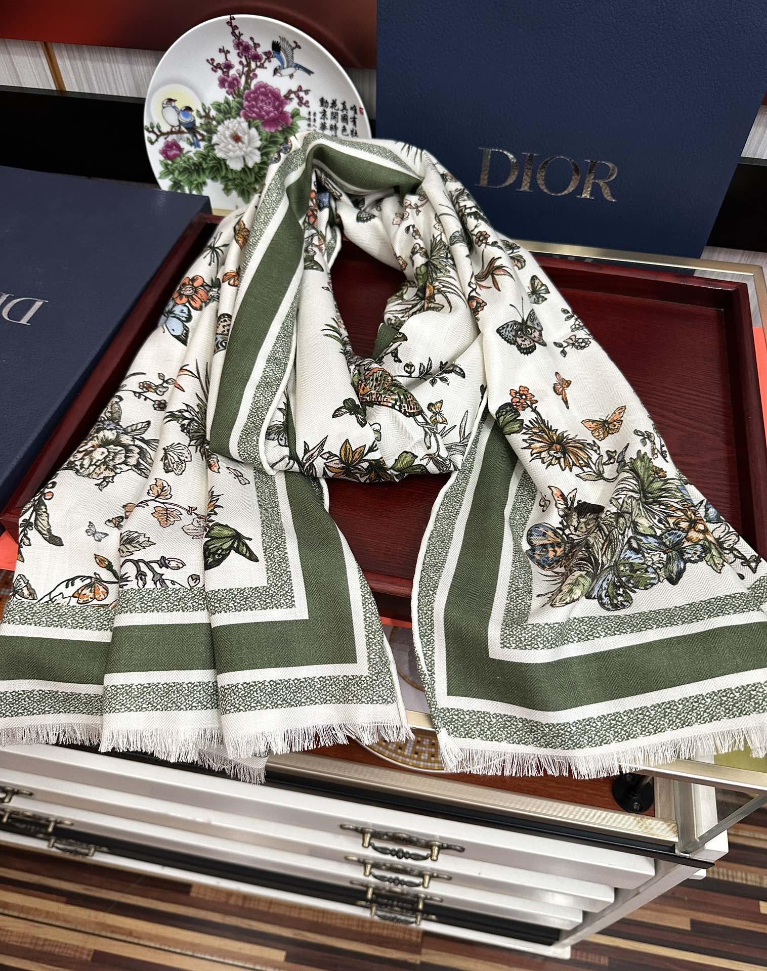 Dior 迪奥 2050双面同色【花卉系列】太美了 下手一定要快 四季都可以用 真心美的让人非常非上身效果简直美翻了 品质非常完美 整个围巾给人气场的同时又非常 秀丽 绝对值得入手的新款 实物一拿到就会庆幸自己是女人的绝美好货 尺寸：65x185
