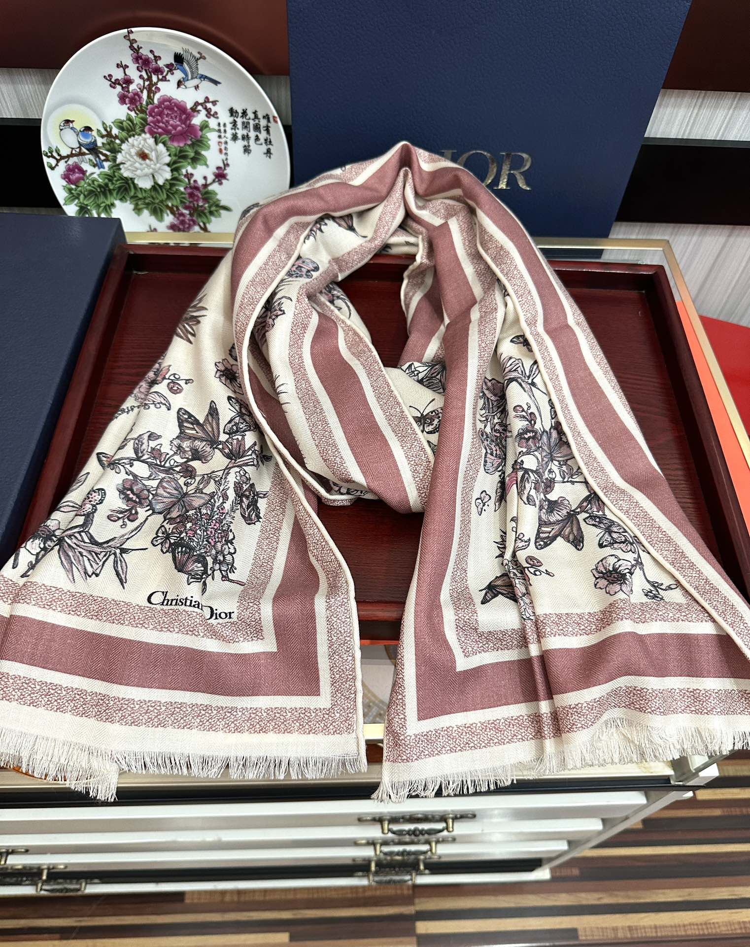Dior 迪奥 2050双面同色【花卉系列】太美了 下手一定要快 四季都可以用 真心美的让人非常非上身效果简直美翻了 品质非常完美 整个围巾给人气场的同时又非常 秀丽 绝对值得入手的新款 实物一拿到就会庆幸自己是女人的绝美好货 尺寸：65x185