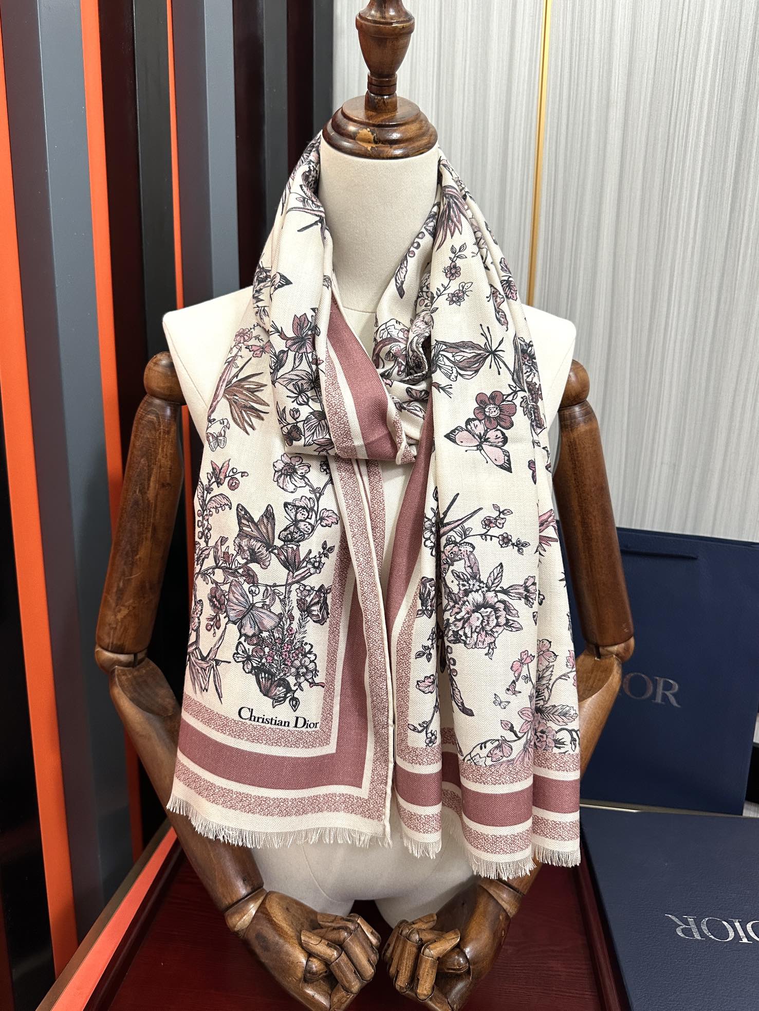 Dior 迪奥 2050双面同色【花卉系列】太美了 下手一定要快 四季都可以用 真心美的让人非常非上身效果简直美翻了 品质非常完美 整个围巾给人气场的同时又非常 秀丽 绝对值得入手的新款 实物一拿到就会庆幸自己是女人的绝美好货 尺寸：65x185