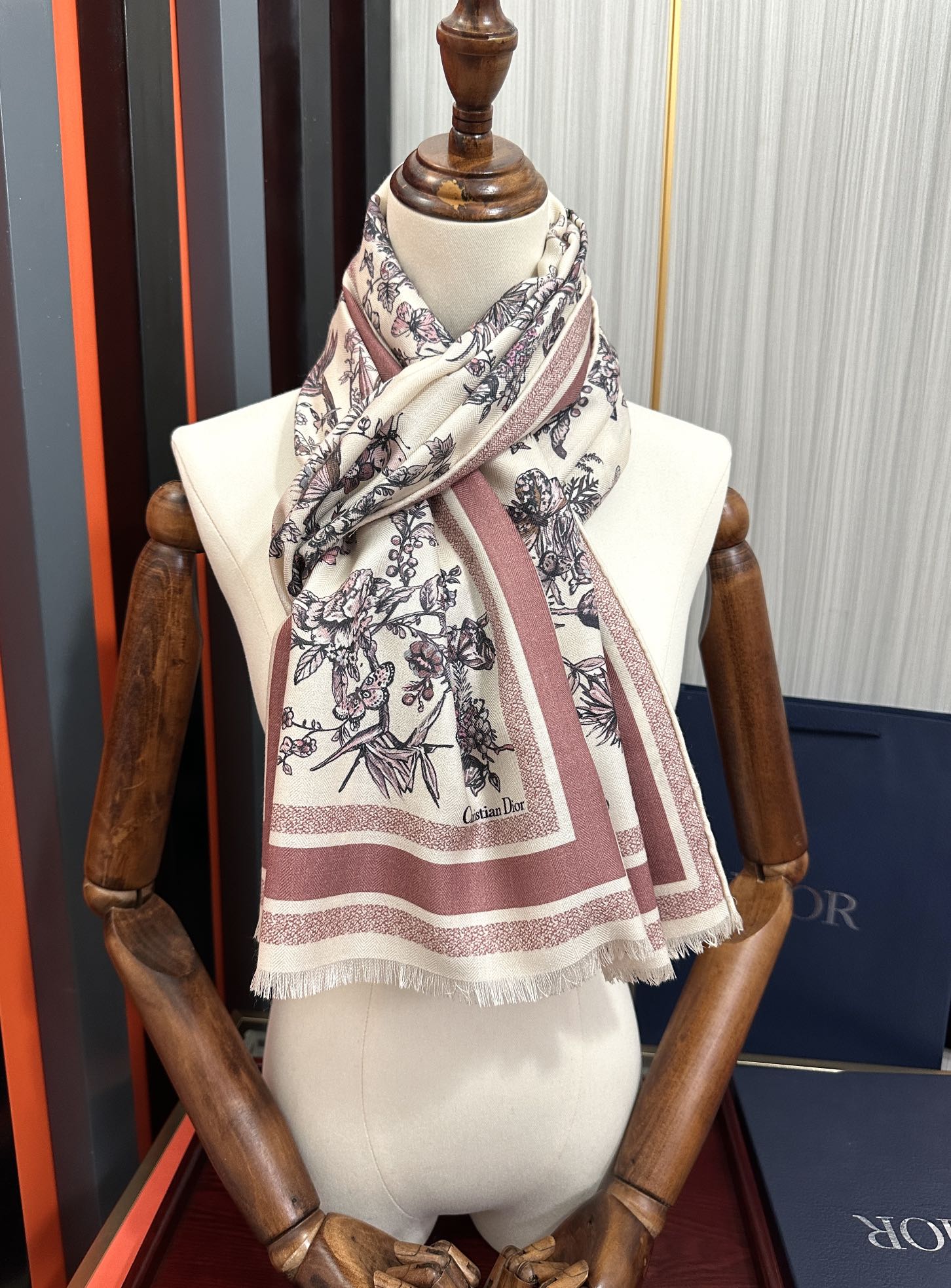 Dior 迪奥 2050双面同色【花卉系列】太美了 下手一定要快 四季都可以用 真心美的让人非常非上身效果简直美翻了 品质非常完美 整个围巾给人气场的同时又非常 秀丽 绝对值得入手的新款 实物一拿到就会庆幸自己是女人的绝美好货 尺寸：65x185