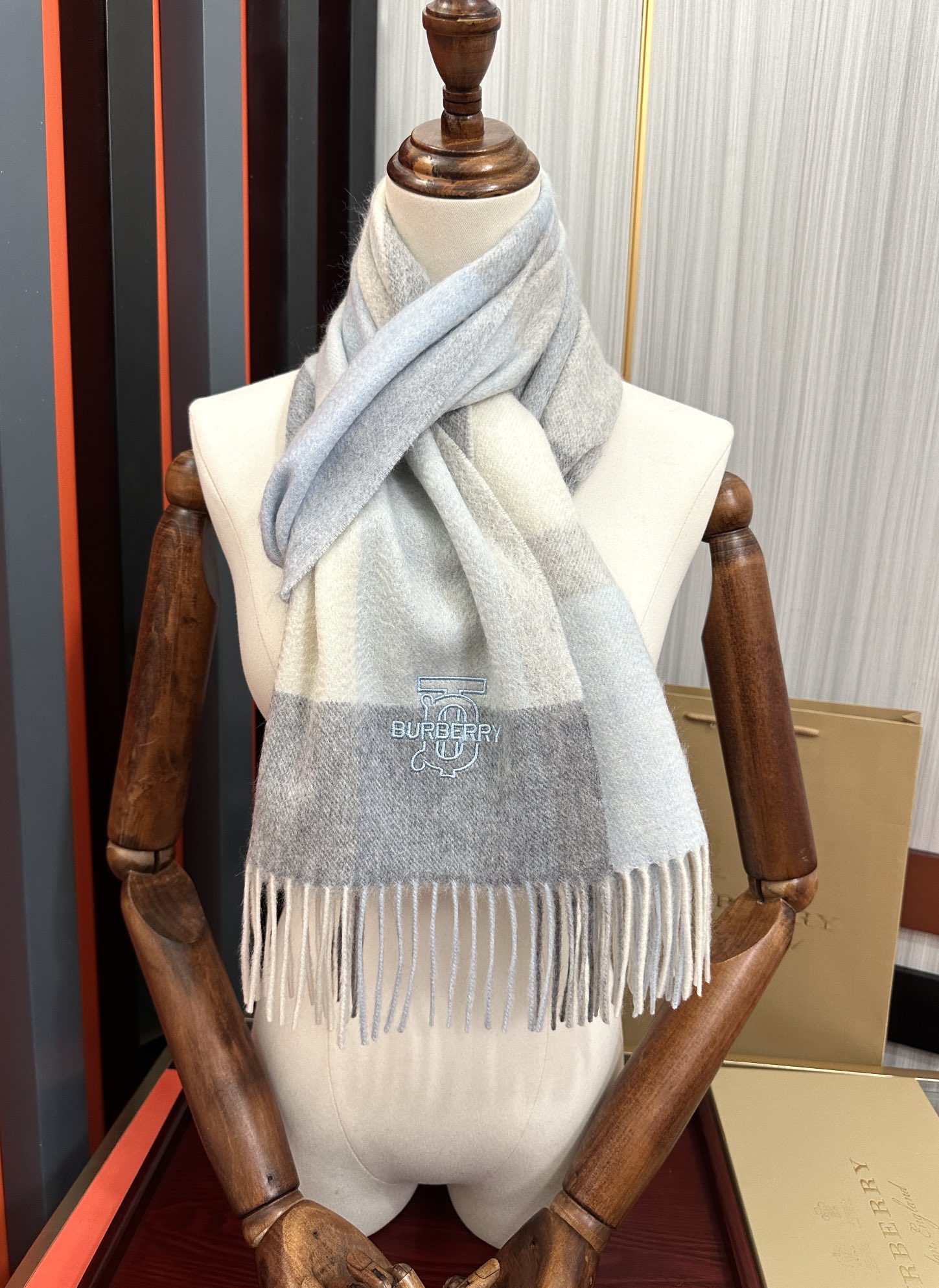 Burberry 125%山羊绒 2025 巴宝莉采用内蒙古 山羊绒 最新款男女通用 重磅推荐 的格子