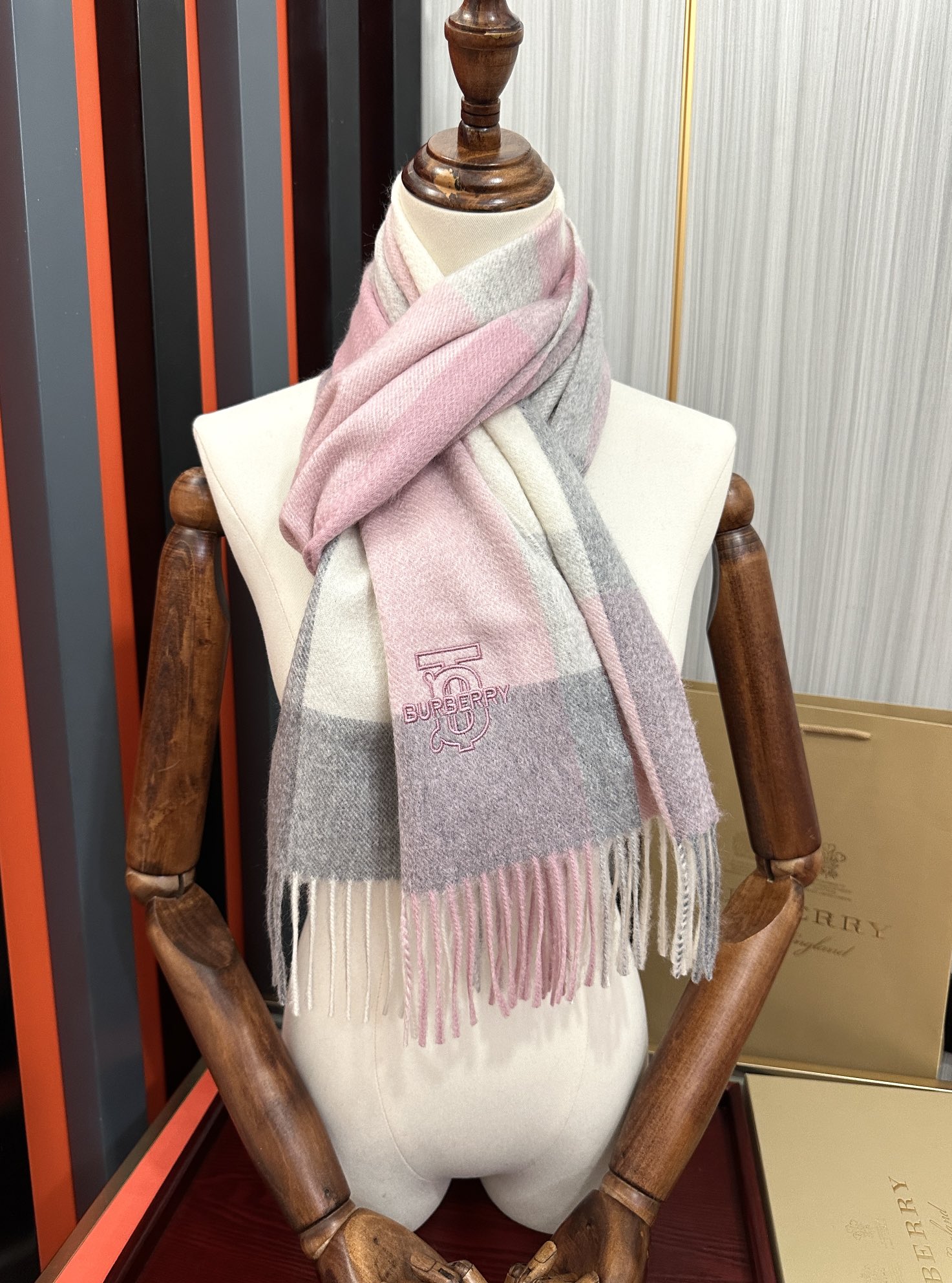 Burberry 125%山羊绒 2025 巴宝莉采用内蒙古 山羊绒 最新款男女通用 重磅推荐 的格子