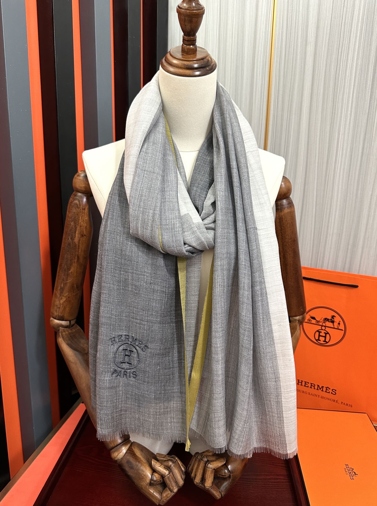 Hermès 爱马士 版到货 搭配调色纱染再色织 这款经历漫长等待耗时3个月之久才完成面料 身份和气质的象征 尺特别人工抽穗散须