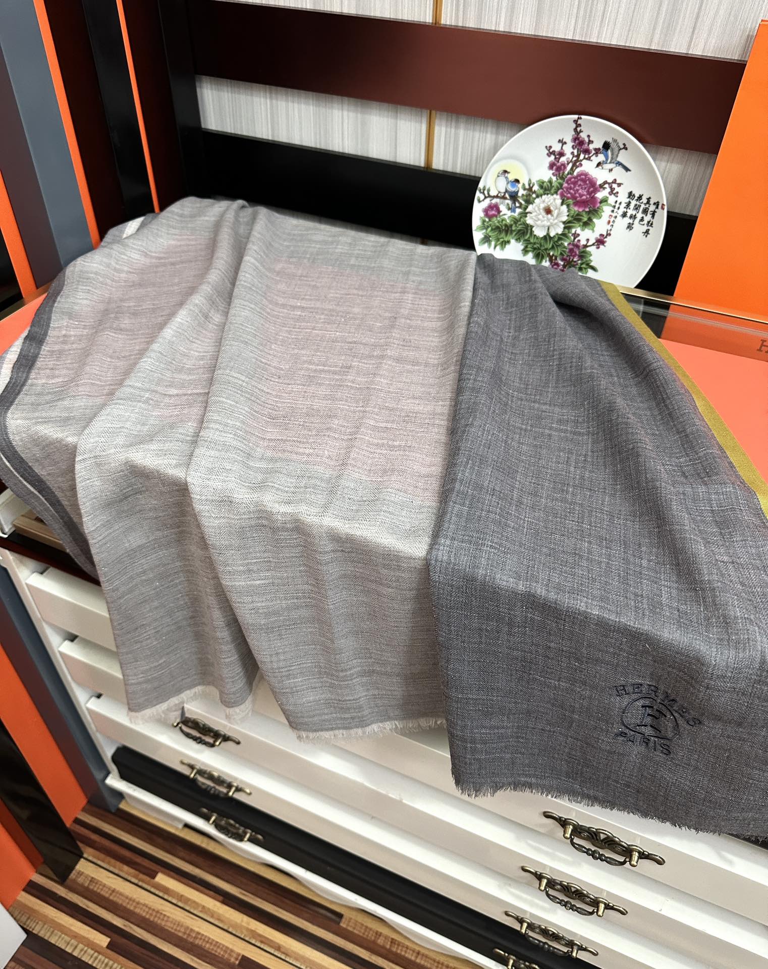 Hermès 爱马士 版到货 搭配调色纱染再色织 这款经历漫长等待耗时3个月之久才完成面料 身份和气质的象征 尺特别人工抽穗散须