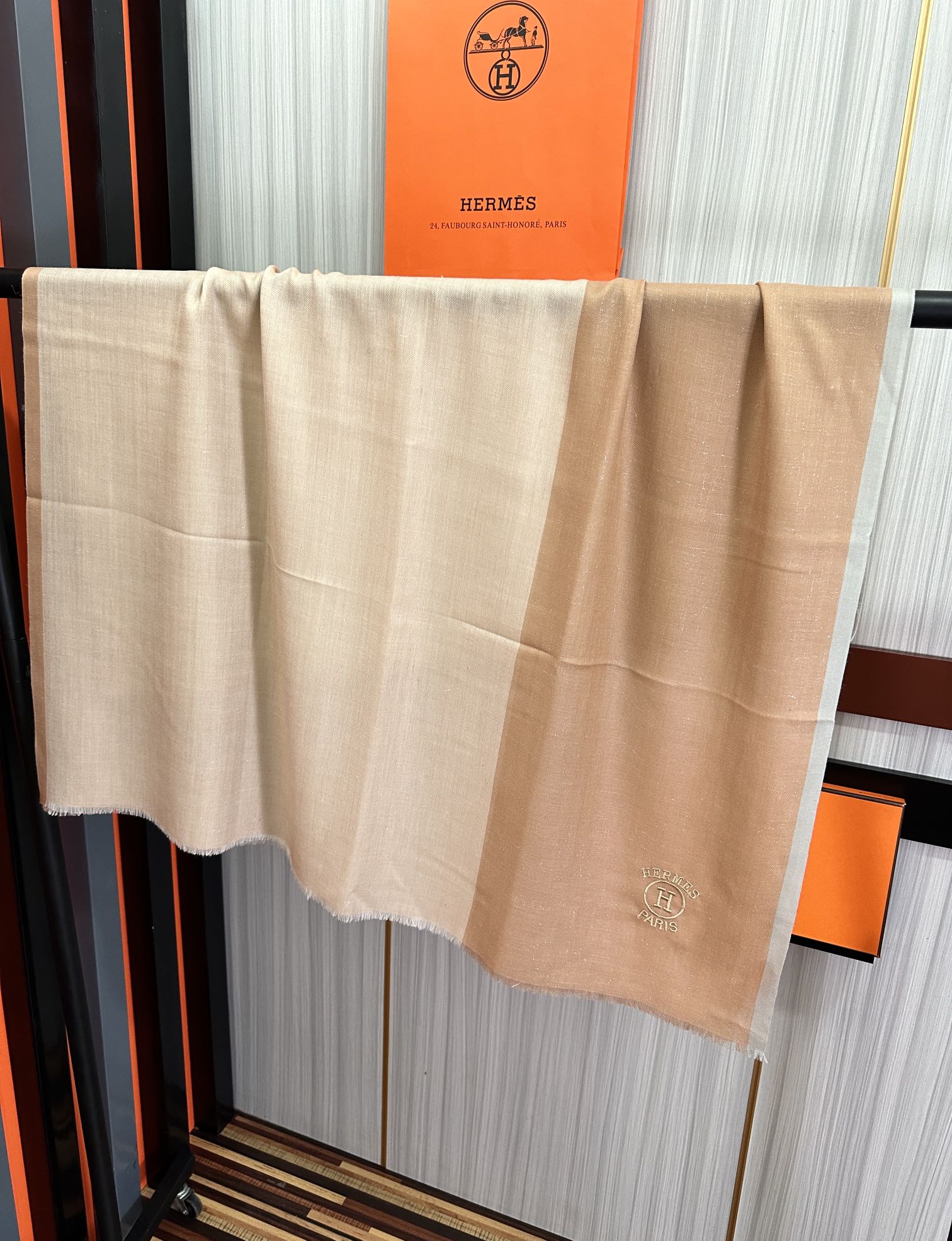 Hermès 爱马士 版到货 搭配调色纱染再色织 这款经历漫长等待耗时3个月之久才完成面料 身份和气质的象征 尺特别人工抽穗散须
