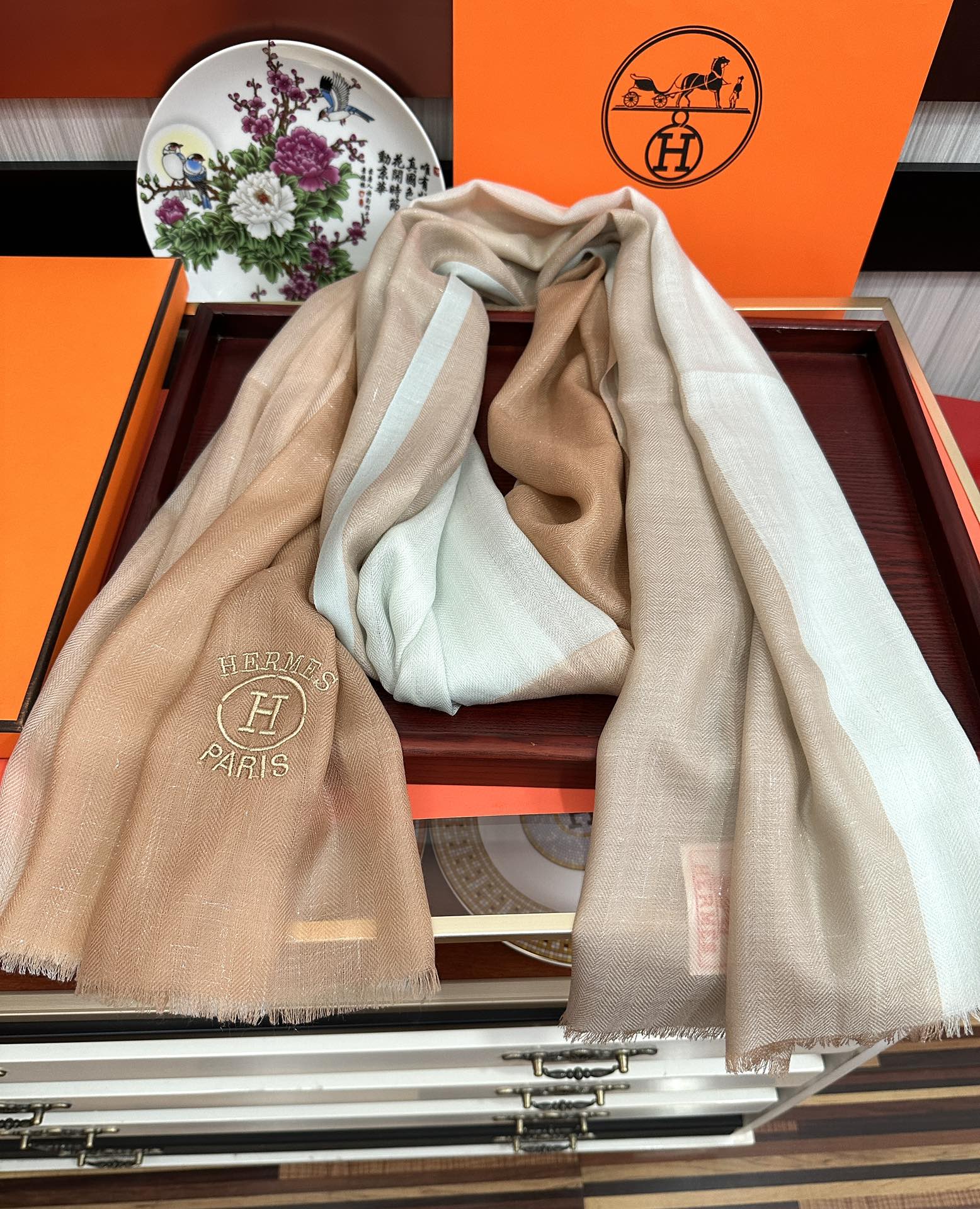Hermès 爱马士 版到货 搭配调色纱染再色织 这款经历漫长等待耗时3个月之久才完成面料 身份和气质的象征 尺特别人工抽穗散须
