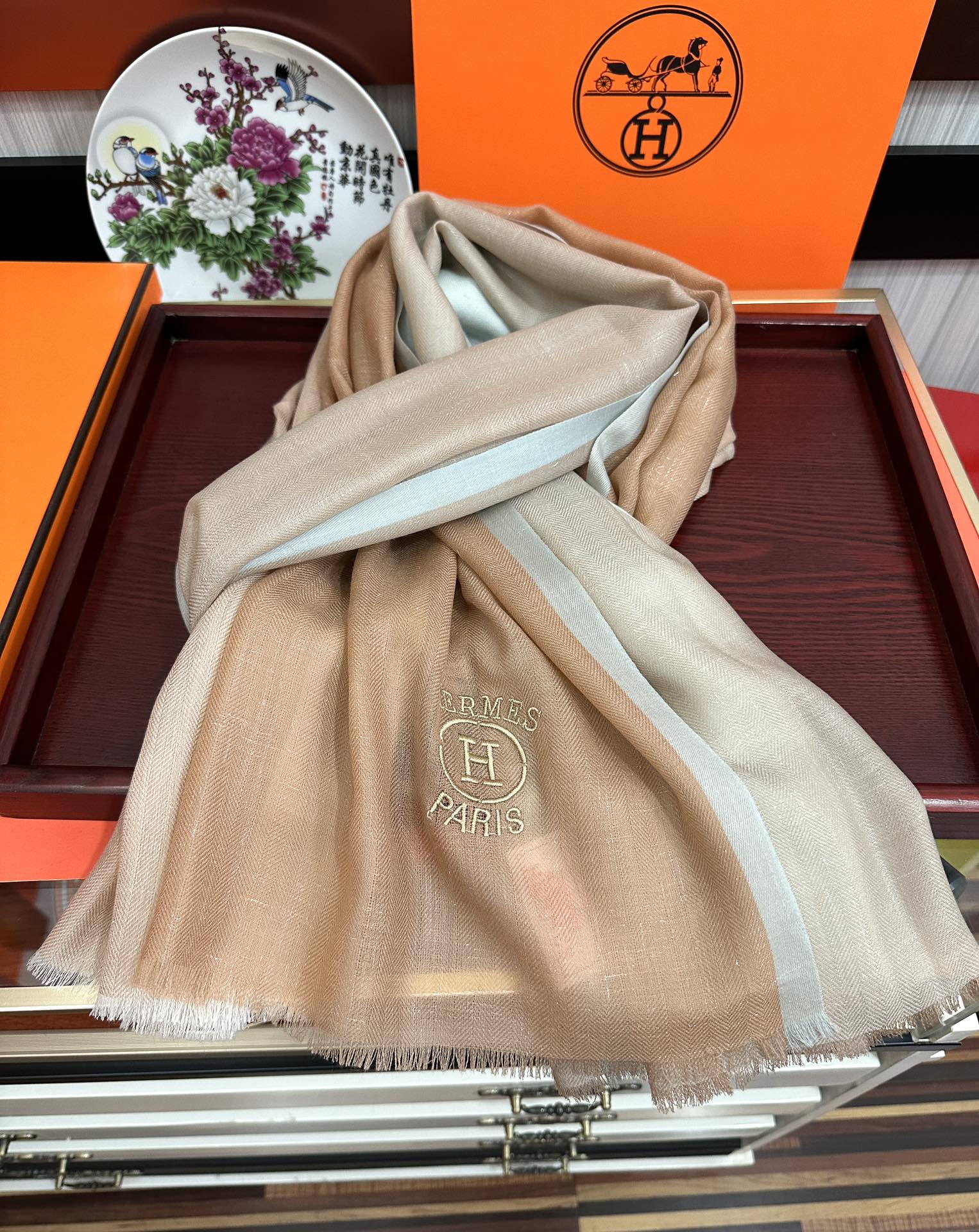 Hermès 爱马士 版到货 搭配调色纱染再色织 这款经历漫长等待耗时3个月之久才完成面料 身份和气质的象征 尺特别人工抽穗散须