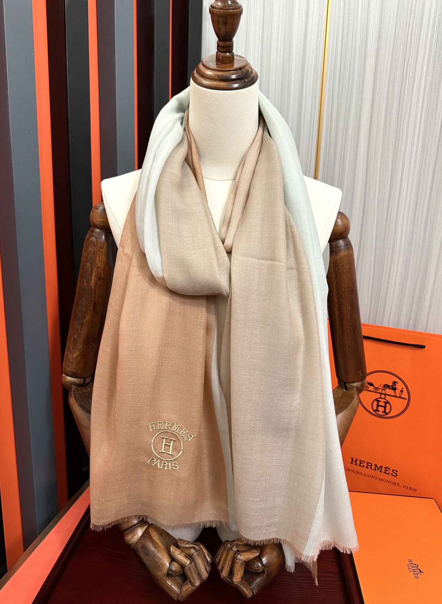 Hermès 爱马士 版到货 搭配调色纱染再色织 这款经历漫长等待耗时3个月之久才完成面料 身份和气质的象征 尺特别人工抽穗散须