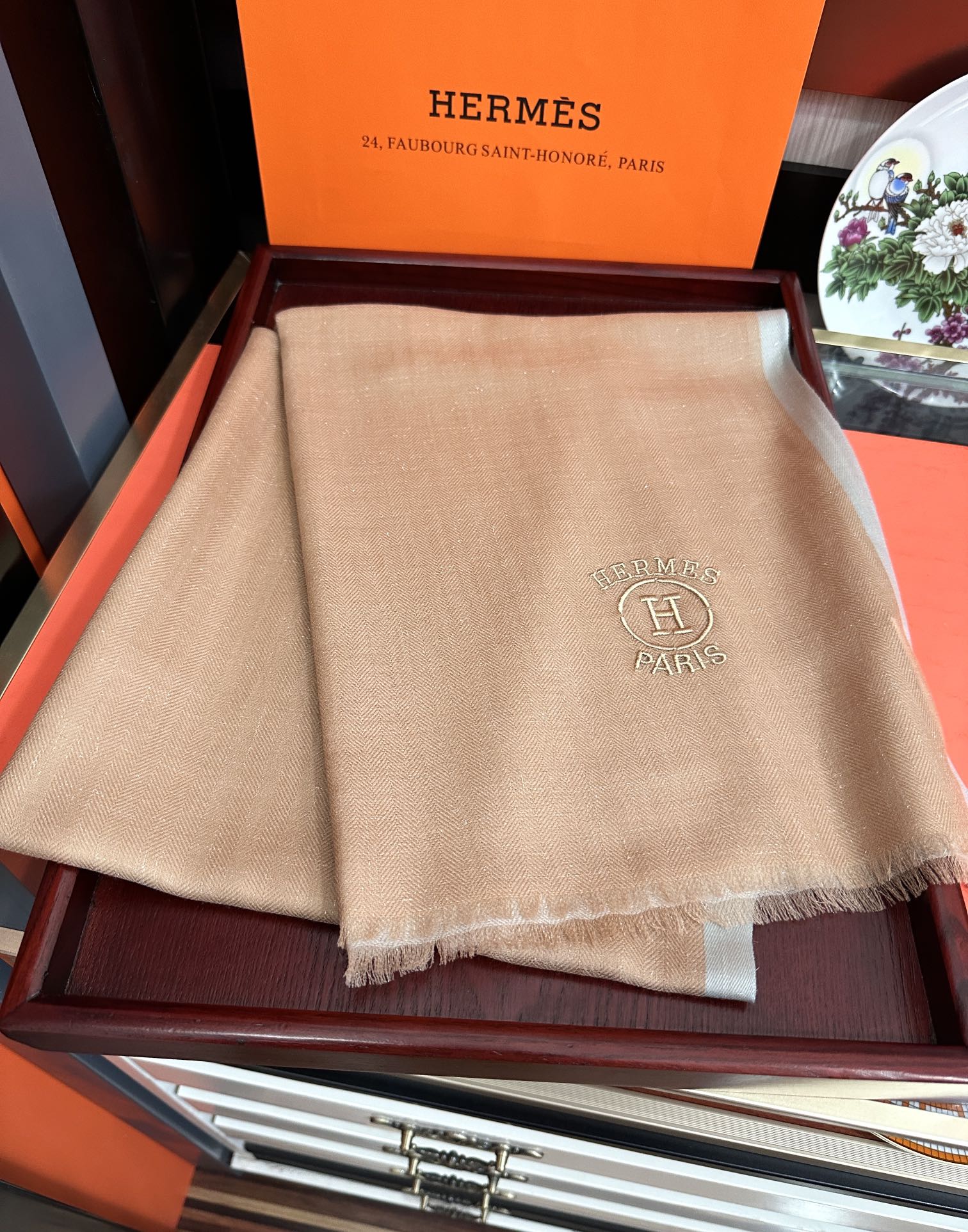 Hermès 爱马士 版到货 搭配调色纱染再色织 这款经历漫长等待耗时3个月之久才完成面料 身份和气质的象征 尺特别人工抽穗散须
