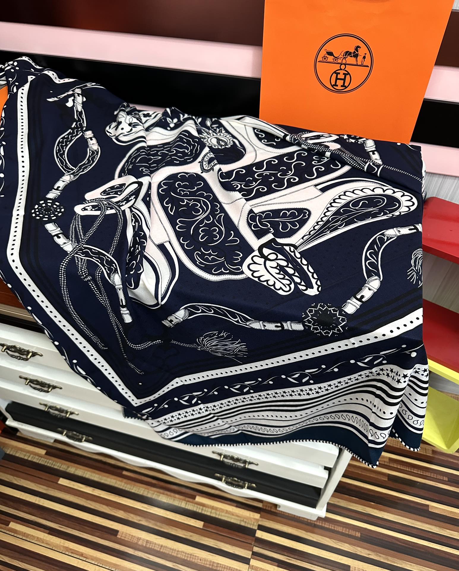 Hermès 爱马仕2025秋冬新款 ZG同步【亚马逊庆典】新一季丝巾采购清单估计各位养马人们已经列好了 我就不推荐了回头分享一下部分 款的老款信息资料供大家参考 本季必《Rondsdemarch》 一条来自丝巾羊绒丝方巾也不知道是马元素在男士方巾上运用比例高还是正好我每一条无论从配色还是主题图案都深得我心 也相较女款好驾驭 还便宜 大家 尺寸:140X140、材质：30%真丝+70丝绒