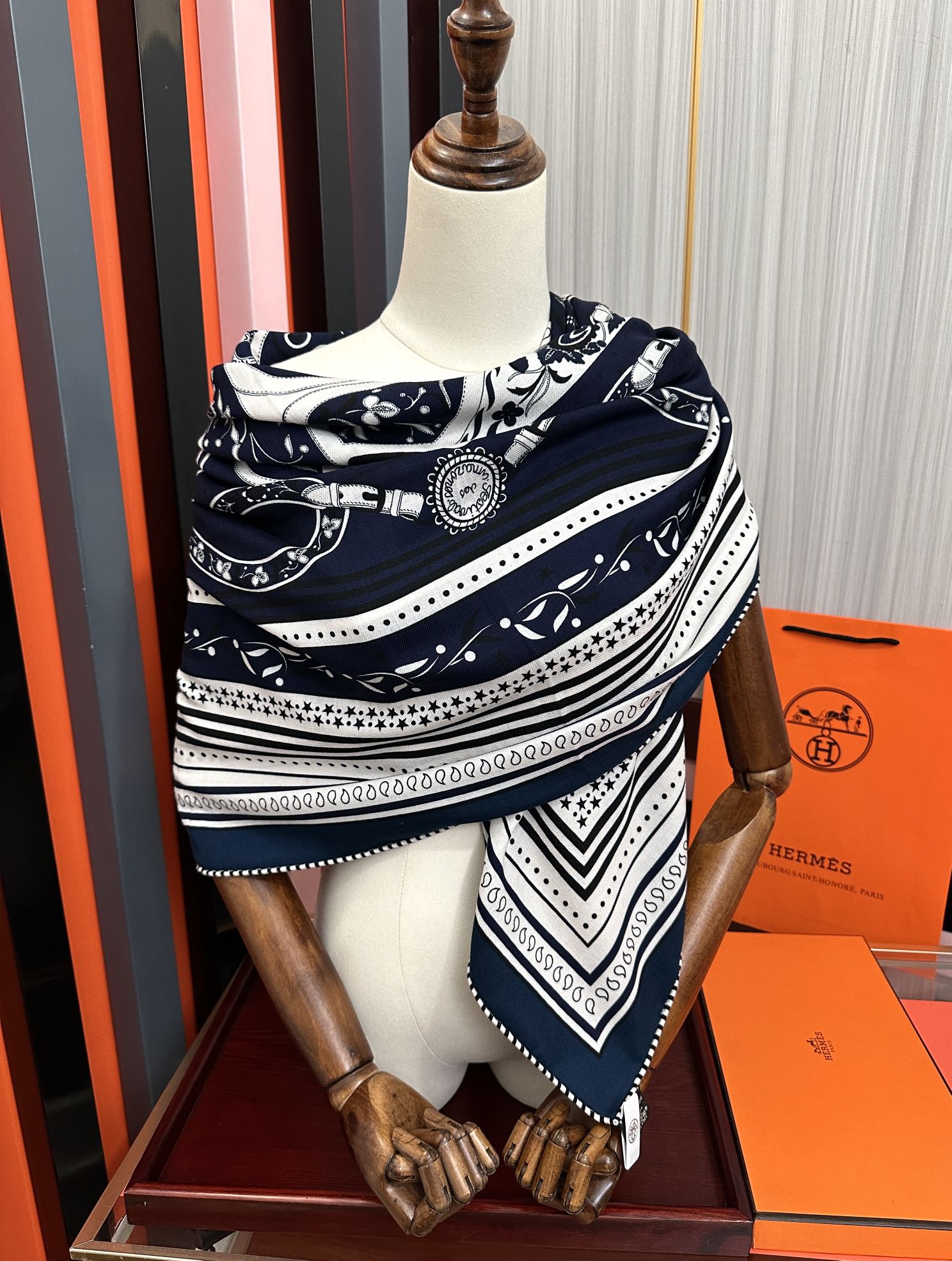 Hermès 爱马仕2025秋冬新款 ZG同步【亚马逊庆典】新一季丝巾采购清单估计各位养马人们已经列好了 我就不推荐了回头分享一下部分 款的老款信息资料供大家参考 本季必《Rondsdemarch》 一条来自丝巾羊绒丝方巾也不知道是马元素在男士方巾上运用比例高还是正好我每一条无论从配色还是主题图案都深得我心 也相较女款好驾驭 还便宜 大家 尺寸:140X140、材质：30%真丝+70丝绒