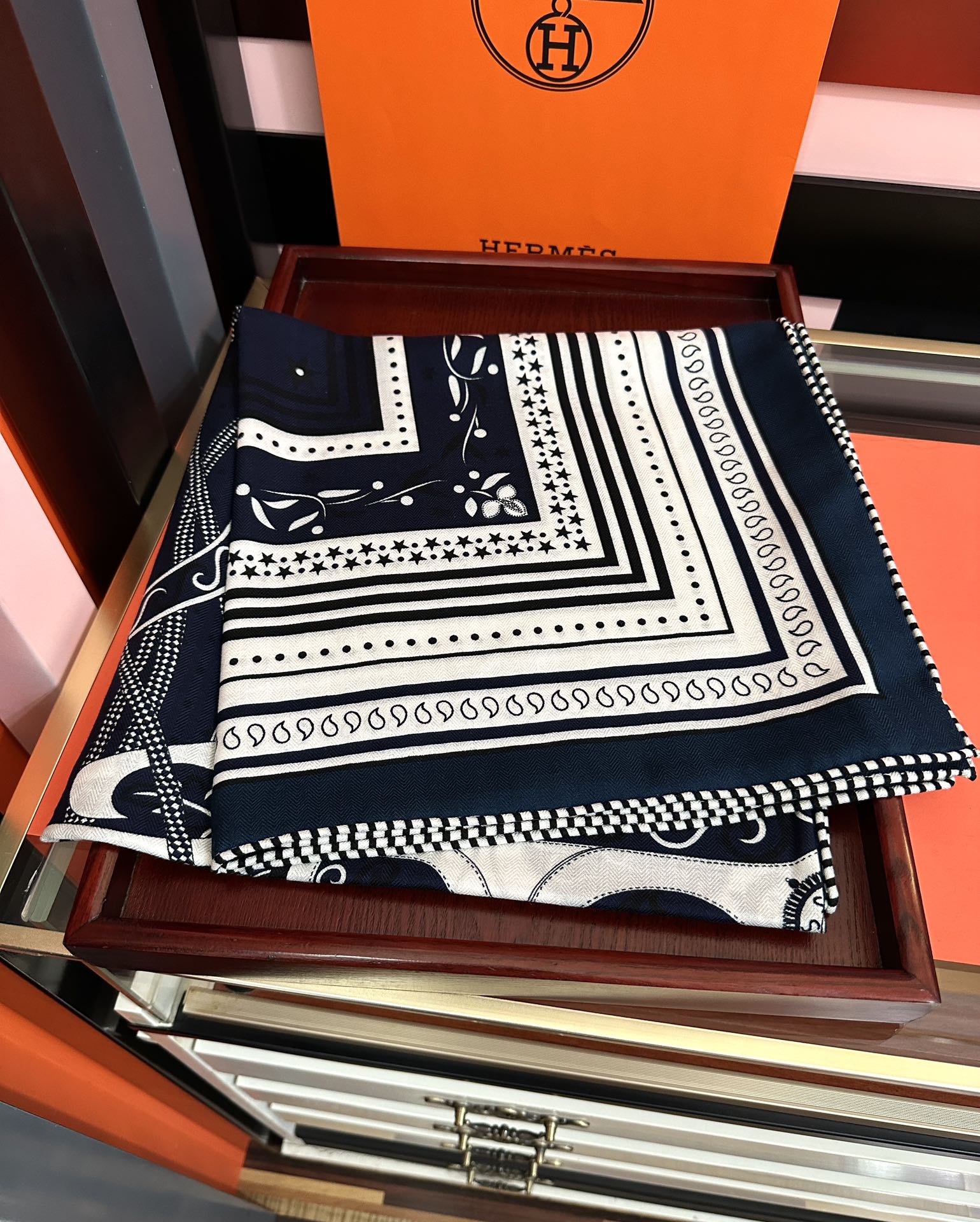 Hermès 爱马仕2025秋冬新款 ZG同步【亚马逊庆典】新一季丝巾采购清单估计各位养马人们已经列好了 我就不推荐了回头分享一下部分 款的老款信息资料供大家参考 本季必《Rondsdemarch》 一条来自丝巾羊绒丝方巾也不知道是马元素在男士方巾上运用比例高还是正好我每一条无论从配色还是主题图案都深得我心 也相较女款好驾驭 还便宜 大家 尺寸:140X140、材质：30%真丝+70丝绒
