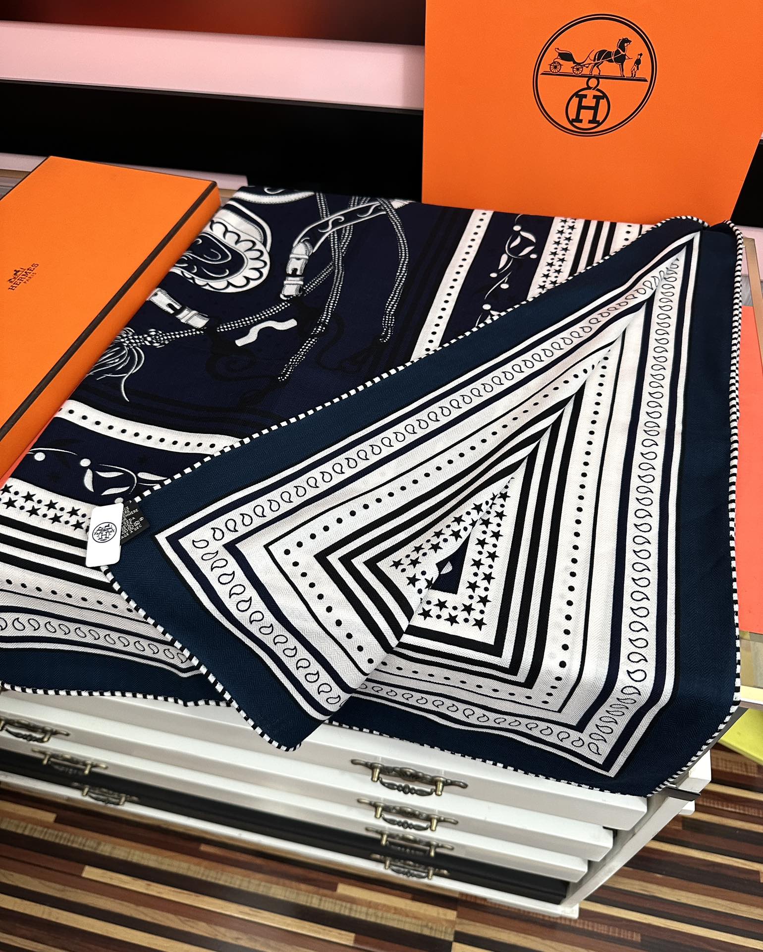 Hermès 爱马仕2025秋冬新款 ZG同步【亚马逊庆典】新一季丝巾采购清单估计各位养马人们已经列好了 我就不推荐了回头分享一下部分 款的老款信息资料供大家参考 本季必《Rondsdemarch》 一条来自丝巾羊绒丝方巾也不知道是马元素在男士方巾上运用比例高还是正好我每一条无论从配色还是主题图案都深得我心 也相较女款好驾驭 还便宜 大家 尺寸:140X140、材质：30%真丝+70丝绒