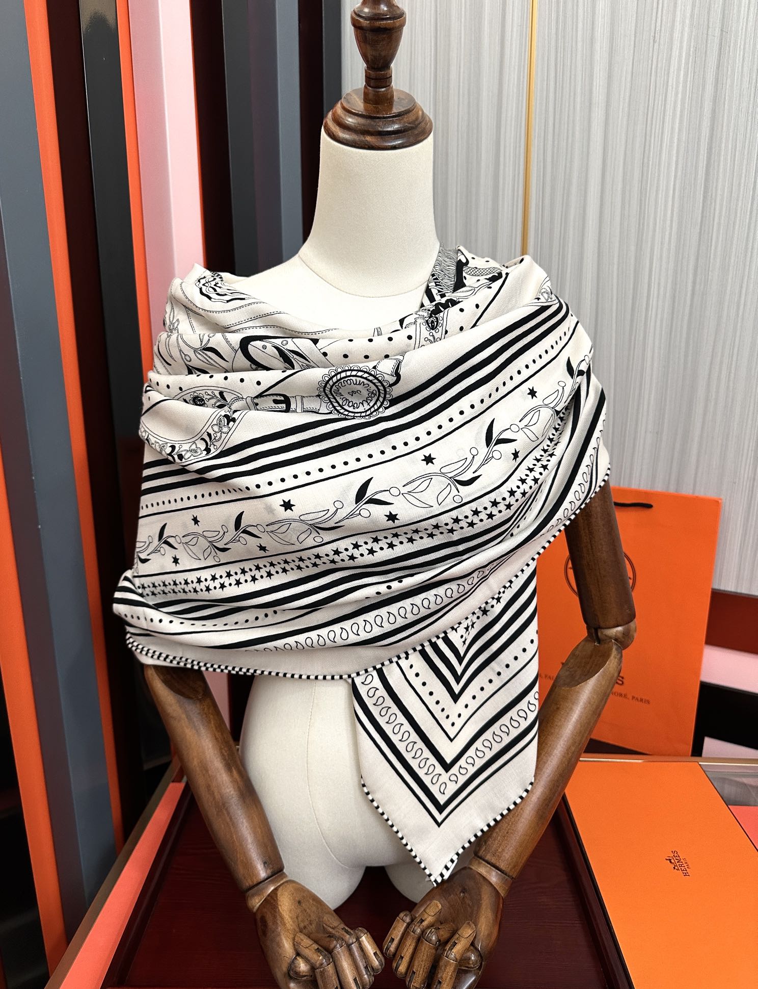 Hermès 爱马仕2025秋冬新款 ZG同步【亚马逊庆典】新一季丝巾采购清单估计各位养马人们已经列好了 我就不推荐了回头分享一下部分 款的老款信息资料供大家参考 本季必《Rondsdemarch》 一条来自丝巾羊绒丝方巾也不知道是马元素在男士方巾上运用比例高还是正好我每一条无论从配色还是主题图案都深得我心 也相较女款好驾驭 还便宜 大家 尺寸:140X140、材质：30%真丝+70丝绒
