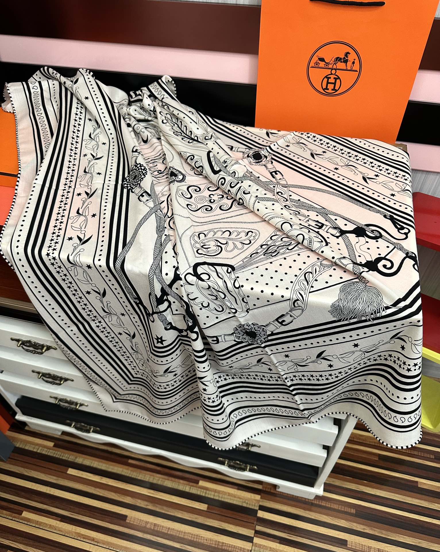Hermès 爱马仕2025秋冬新款 ZG同步【亚马逊庆典】新一季丝巾采购清单估计各位养马人们已经列好了 我就不推荐了回头分享一下部分 款的老款信息资料供大家参考 本季必《Rondsdemarch》 一条来自丝巾羊绒丝方巾也不知道是马元素在男士方巾上运用比例高还是正好我每一条无论从配色还是主题图案都深得我心 也相较女款好驾驭 还便宜 大家 尺寸:140X140、材质：30%真丝+70丝绒
