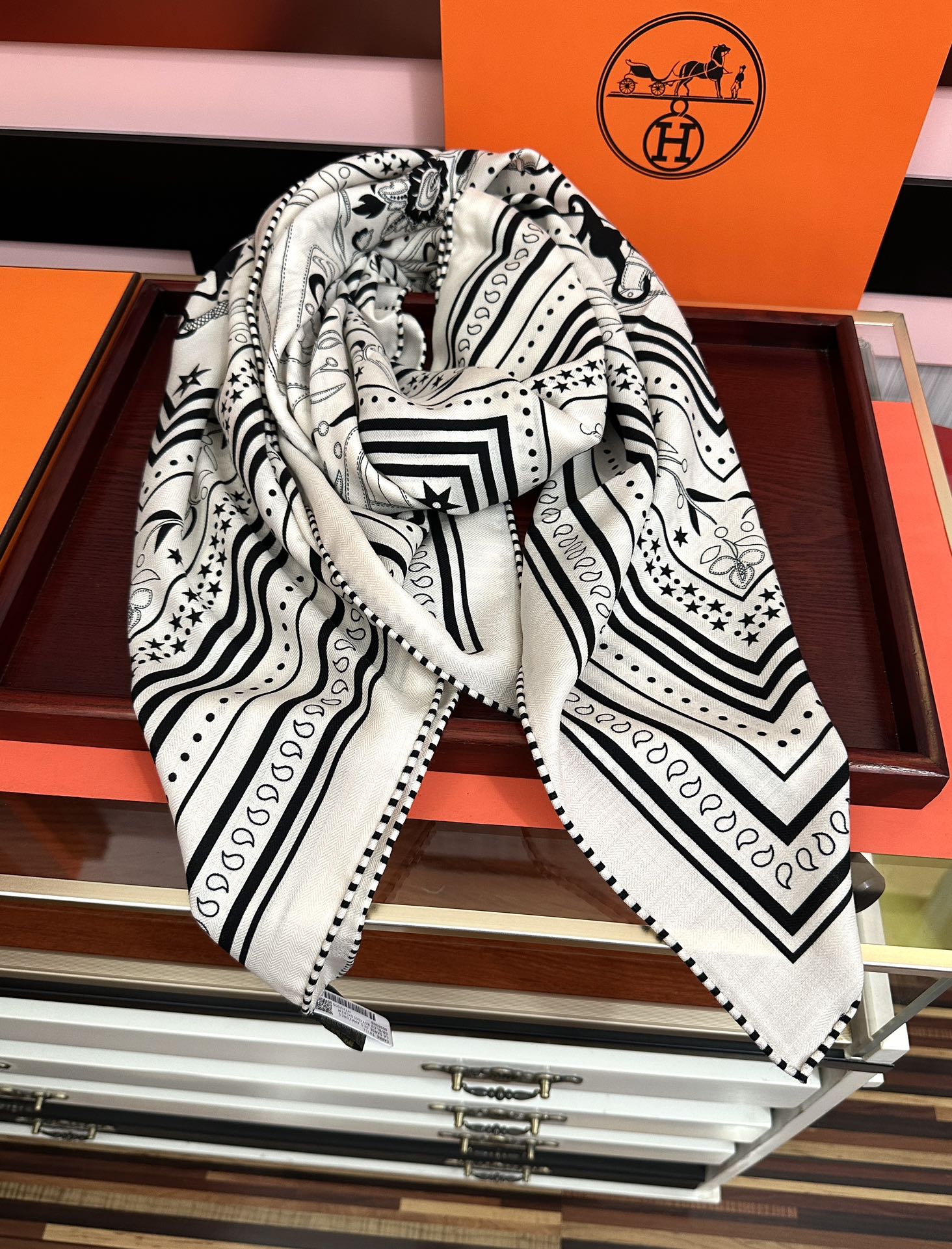 Hermès 爱马仕2025秋冬新款 ZG同步【亚马逊庆典】新一季丝巾采购清单估计各位养马人们已经列好了 我就不推荐了回头分享一下部分 款的老款信息资料供大家参考 本季必《Rondsdemarch》 一条来自丝巾羊绒丝方巾也不知道是马元素在男士方巾上运用比例高还是正好我每一条无论从配色还是主题图案都深得我心 也相较女款好驾驭 还便宜 大家 尺寸:140X140、材质：30%真丝+70丝绒