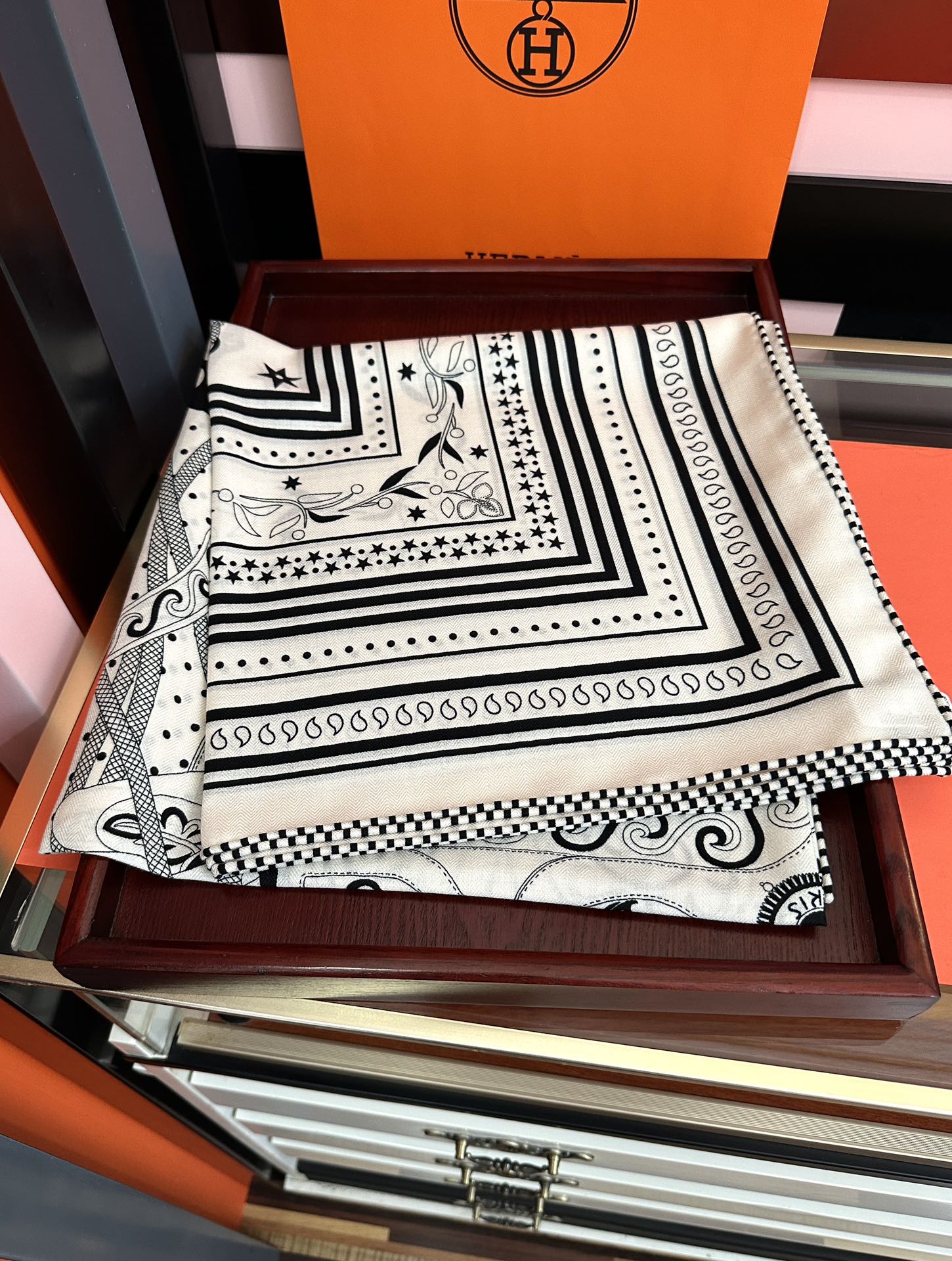 Hermès 爱马仕2025秋冬新款 ZG同步【亚马逊庆典】新一季丝巾采购清单估计各位养马人们已经列好了 我就不推荐了回头分享一下部分 款的老款信息资料供大家参考 本季必《Rondsdemarch》 一条来自丝巾羊绒丝方巾也不知道是马元素在男士方巾上运用比例高还是正好我每一条无论从配色还是主题图案都深得我心 也相较女款好驾驭 还便宜 大家 尺寸:140X140、材质：30%真丝+70丝绒