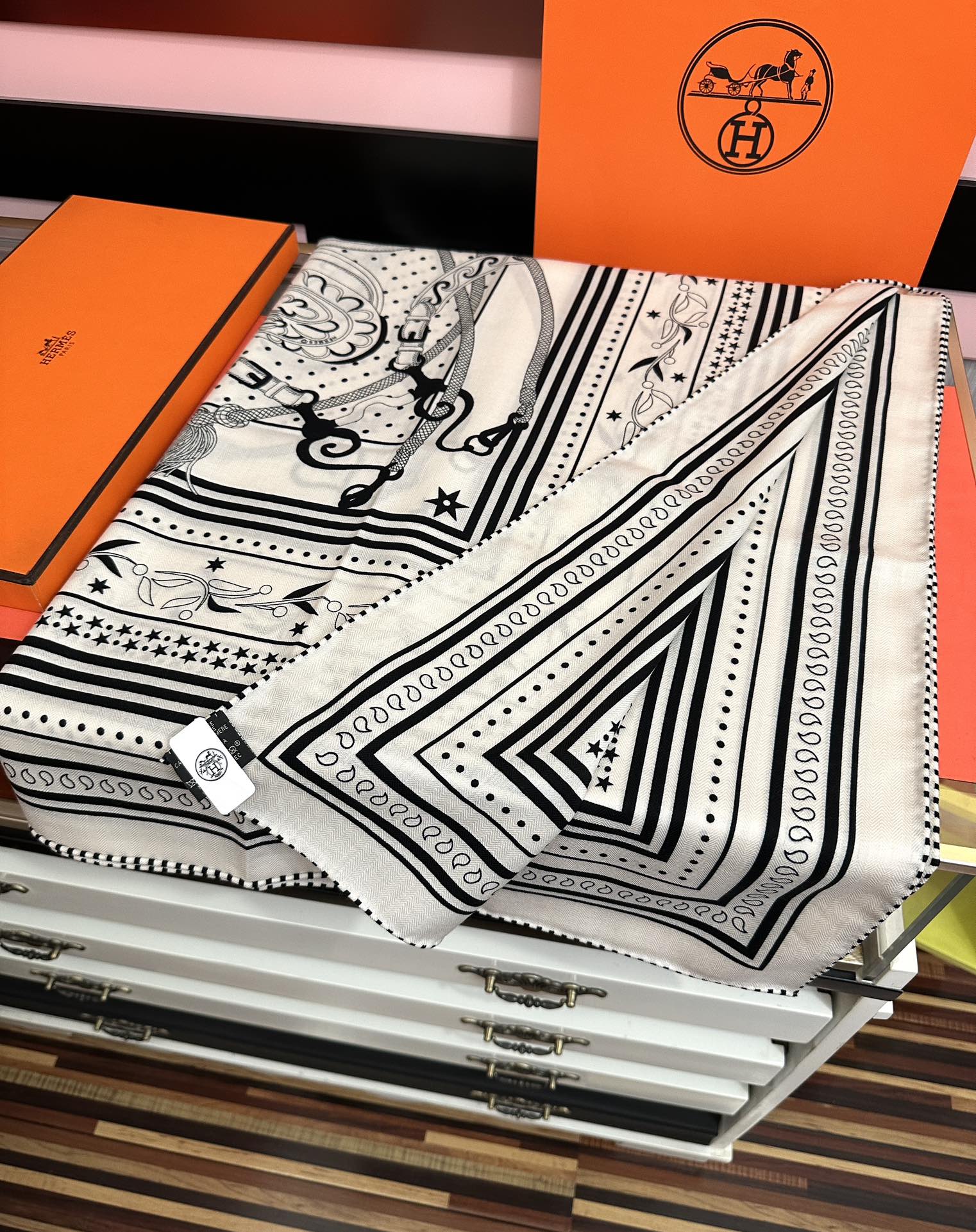 Hermès 爱马仕2025秋冬新款 ZG同步【亚马逊庆典】新一季丝巾采购清单估计各位养马人们已经列好了 我就不推荐了回头分享一下部分 款的老款信息资料供大家参考 本季必《Rondsdemarch》 一条来自丝巾羊绒丝方巾也不知道是马元素在男士方巾上运用比例高还是正好我每一条无论从配色还是主题图案都深得我心 也相较女款好驾驭 还便宜 大家 尺寸:140X140、材质：30%真丝+70丝绒
