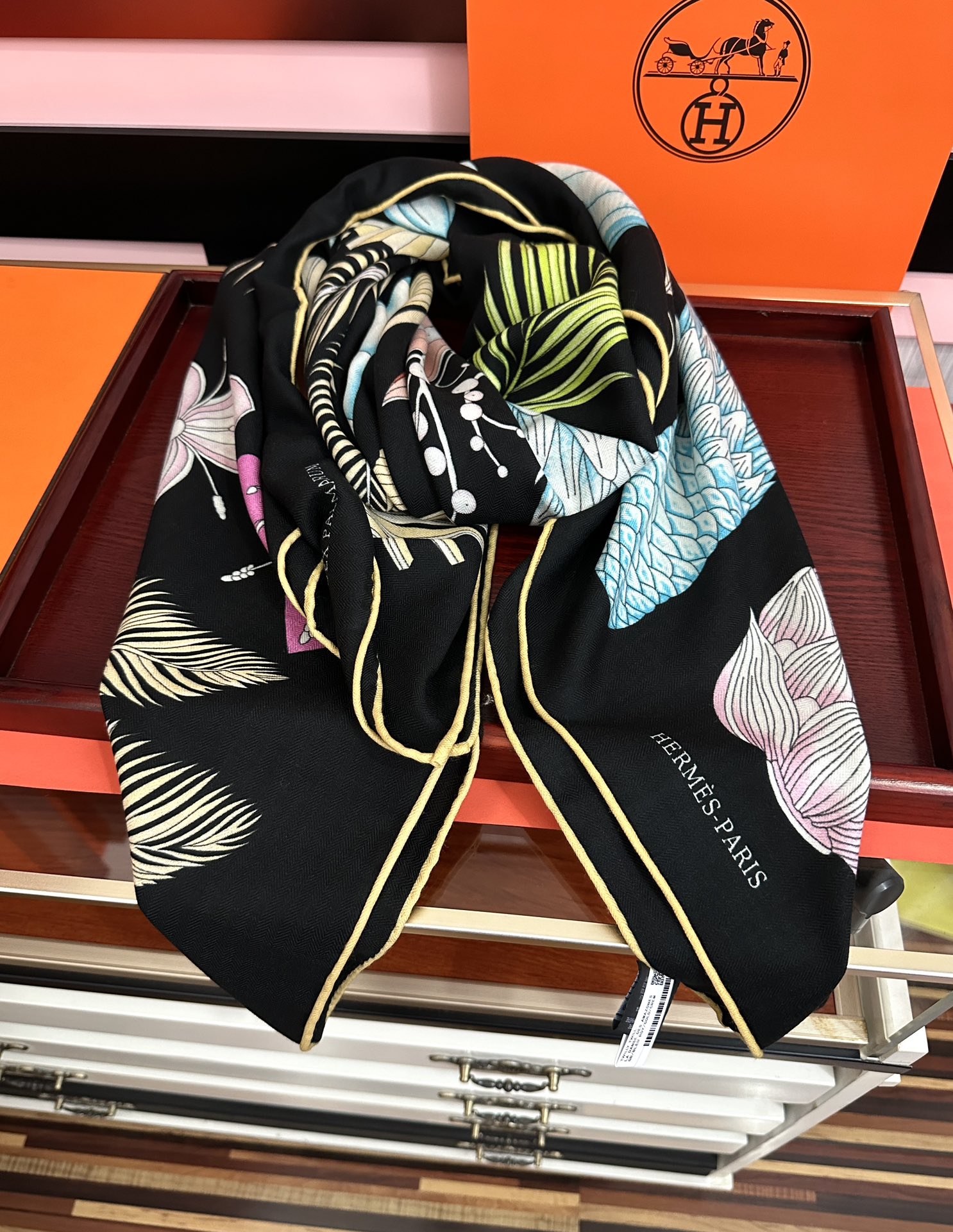 Hermès 2050爱马仕 ZG同步菠萝 大家 尺寸:140X140、材质：30%真丝+70丝绒，2⃣ 色