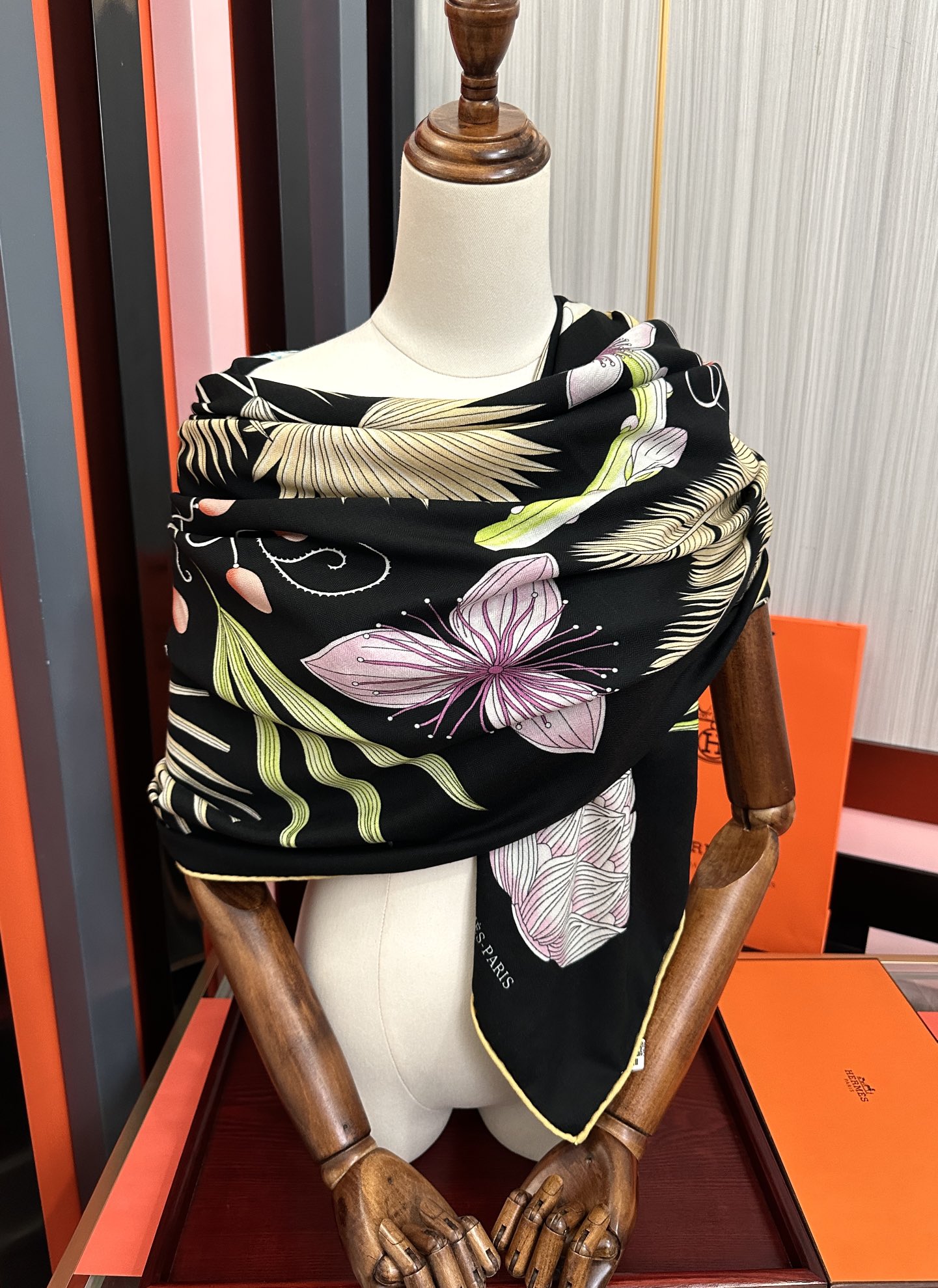 Hermès 2050爱马仕 ZG同步菠萝 大家 尺寸:140X140、材质：30%真丝+70丝绒，2⃣ 色