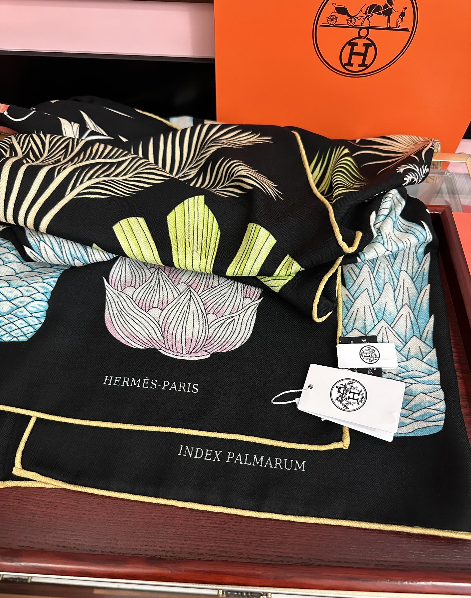 Hermès 2050爱马仕 ZG同步菠萝 大家 尺寸:140X140、材质：30%真丝+70丝绒，2⃣ 色