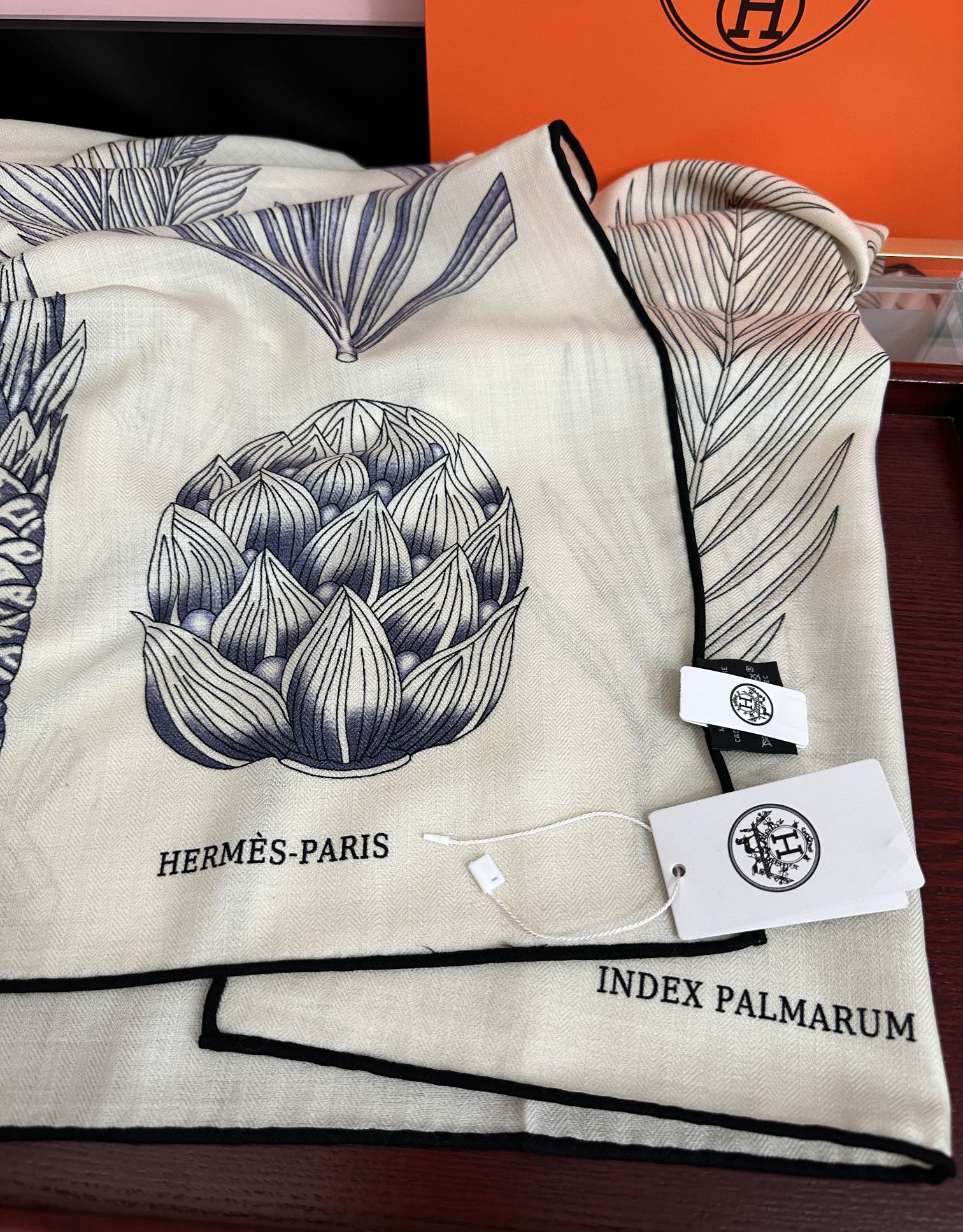 Hermès 2050爱马仕 ZG同步菠萝 大家 尺寸:140X140、材质：30%真丝+70丝绒，2⃣ 色