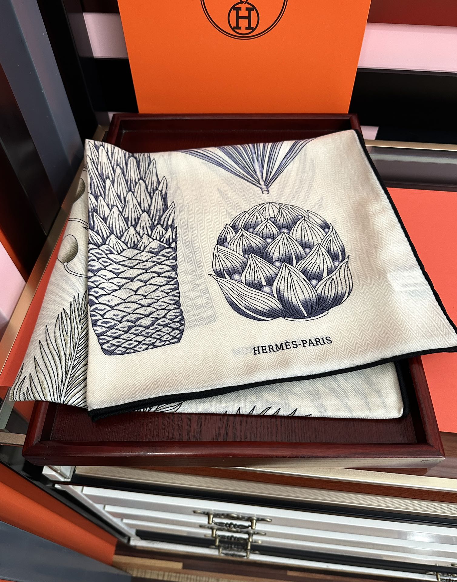 Hermès 2050爱马仕 ZG同步菠萝 大家 尺寸:140X140、材质：30%真丝+70丝绒，2⃣ 色