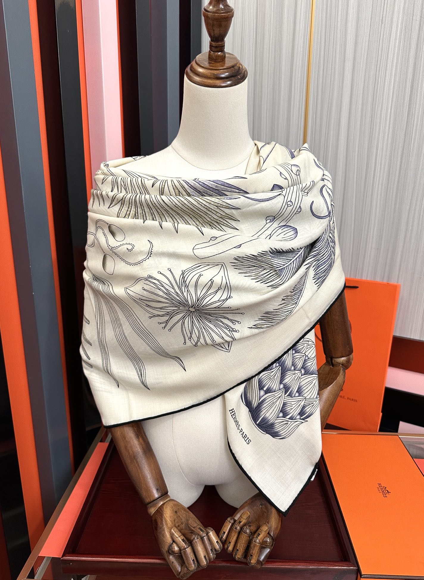 Hermès 2050爱马仕 ZG同步菠萝 大家 尺寸:140X140、材质：30%真丝+70丝绒，2⃣ 色