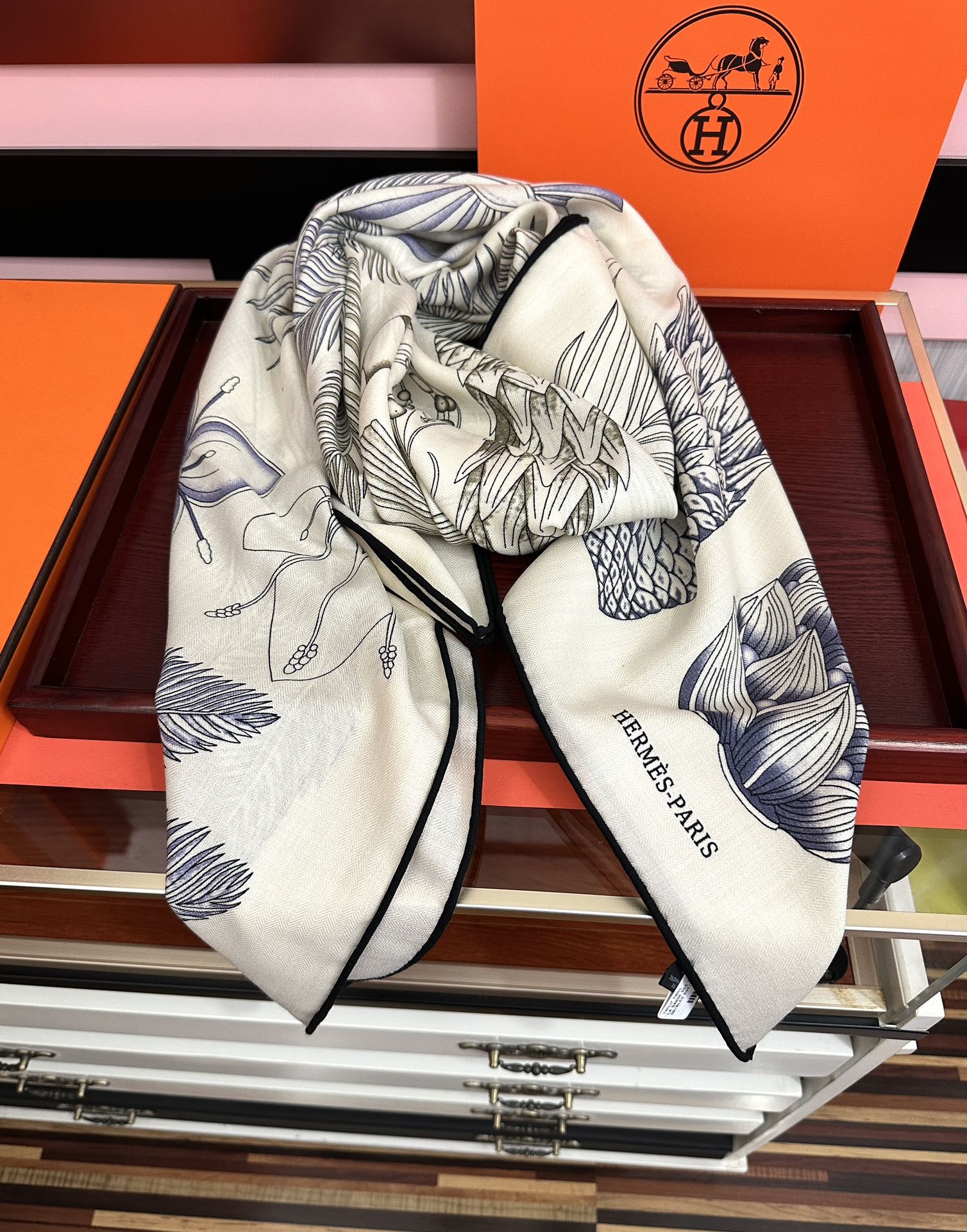 Hermès 2050爱马仕 ZG同步菠萝 大家 尺寸:140X140、材质：30%真丝+70丝绒，2⃣ 色