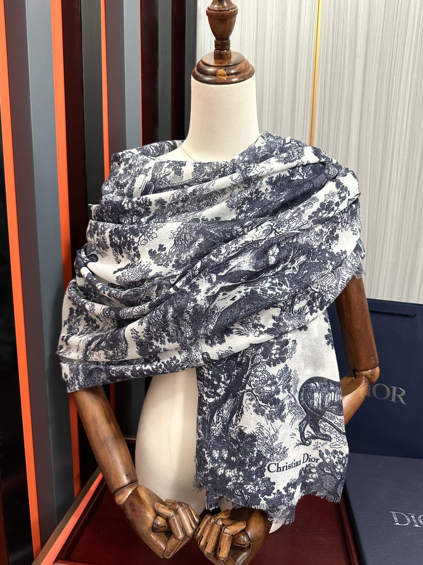 Dior 2050最新款伊如动物丛林丝羊绒围巾长款披肩 太有品味了质感有腔调 D招牌的动物元素高端丝绒正反双配色印染的围巾披肩~太好围了 随便围围都 啊 真的 有气质有气场 这个元素的系列单品都好火的 很佩服一线的设计水准 上身就是这么美 双面双色设计 一条披肩等于两条 舒适 非一般的享受真的非常棒 这种高质感 真心赞 有内涵有深度的高级感 尺寸:140 180 材质：真丝羊绒双面双色印花
